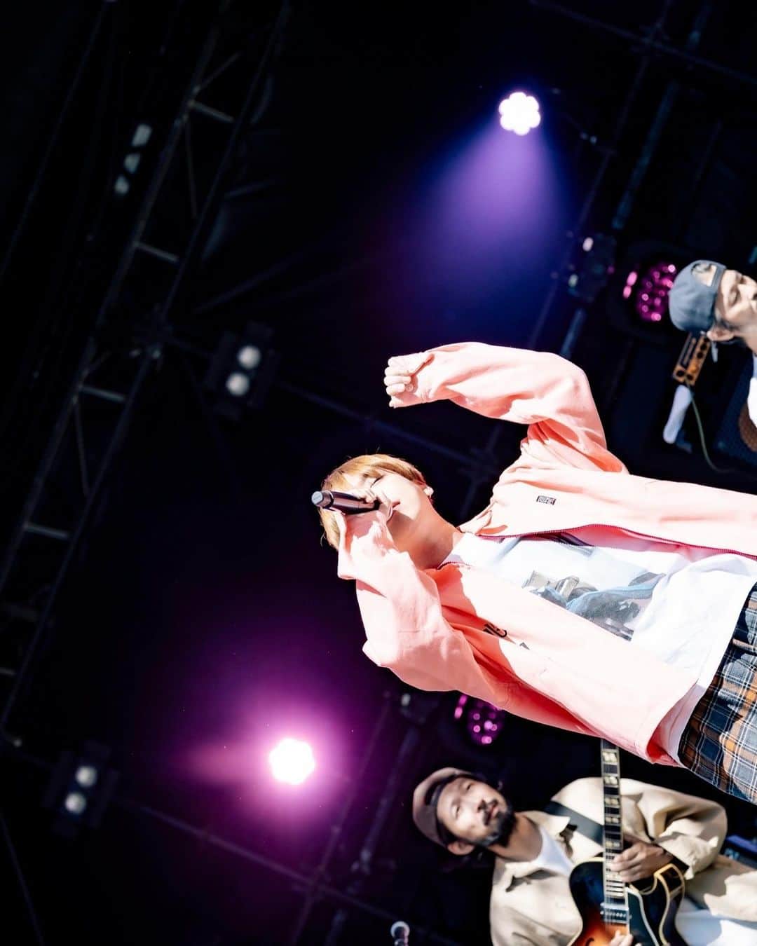 GENのインスタグラム：「2023.10.22 鹿児島県日置市 東市来総合運動公園 『OLIVER LAND × THE GREAT SATSUMANIAN HESTIVAL 2023』 オリバニアンヘス、気候も景色もフードもメンツも最高でした。焼酎飲み過ぎてへろへろ。またいつでも鹿児島にて帰って来たい🌋 今日は5年ぶりぐらいにスペアザでも出演。リハなしぶっつけ本番なので少し緊張しましたが、わりと良い歌が歌えました。 photo by @fujiitaku」