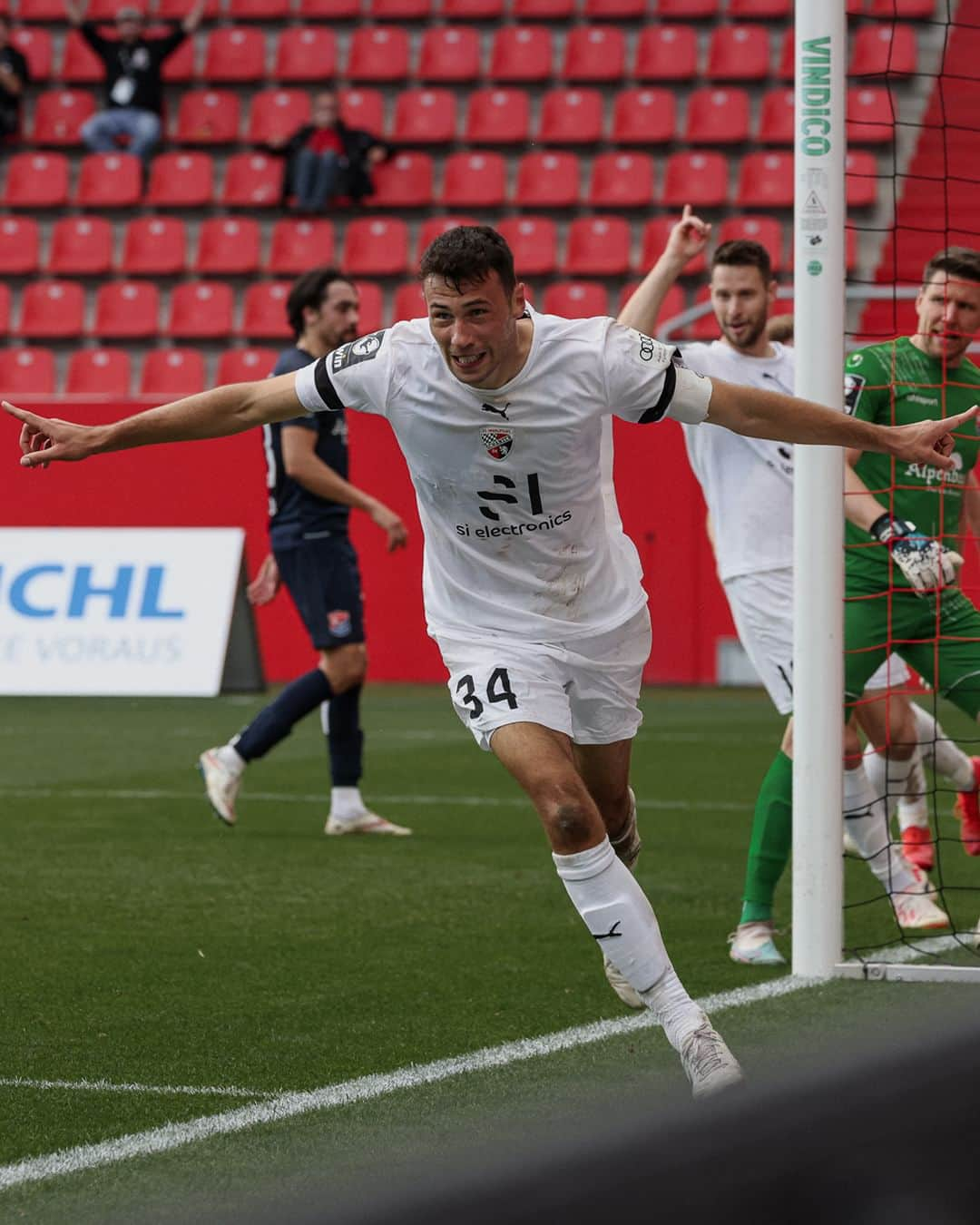 FCインゴルシュタット04のインスタグラム：「Ob sich unsere Premieren-Torschützen beim Jubel abgesprochen hatten? 🫲😬🫱  Glückwunsch zum ersten #Schanzer Pflichtspieltreffer, Männer! 🖤❤️ . . #Schanzer #Schanzerfürimmer #Ingolstadt #FCI #FCIngolstadt #soccer #fussball #football #futbol #Liga3 #3Liga #fu3ball #führungstorschütze #heimsieg #premiere #premierentor #premierentreffer #lukasfröde #fröde #simonlorenz #lorenz」