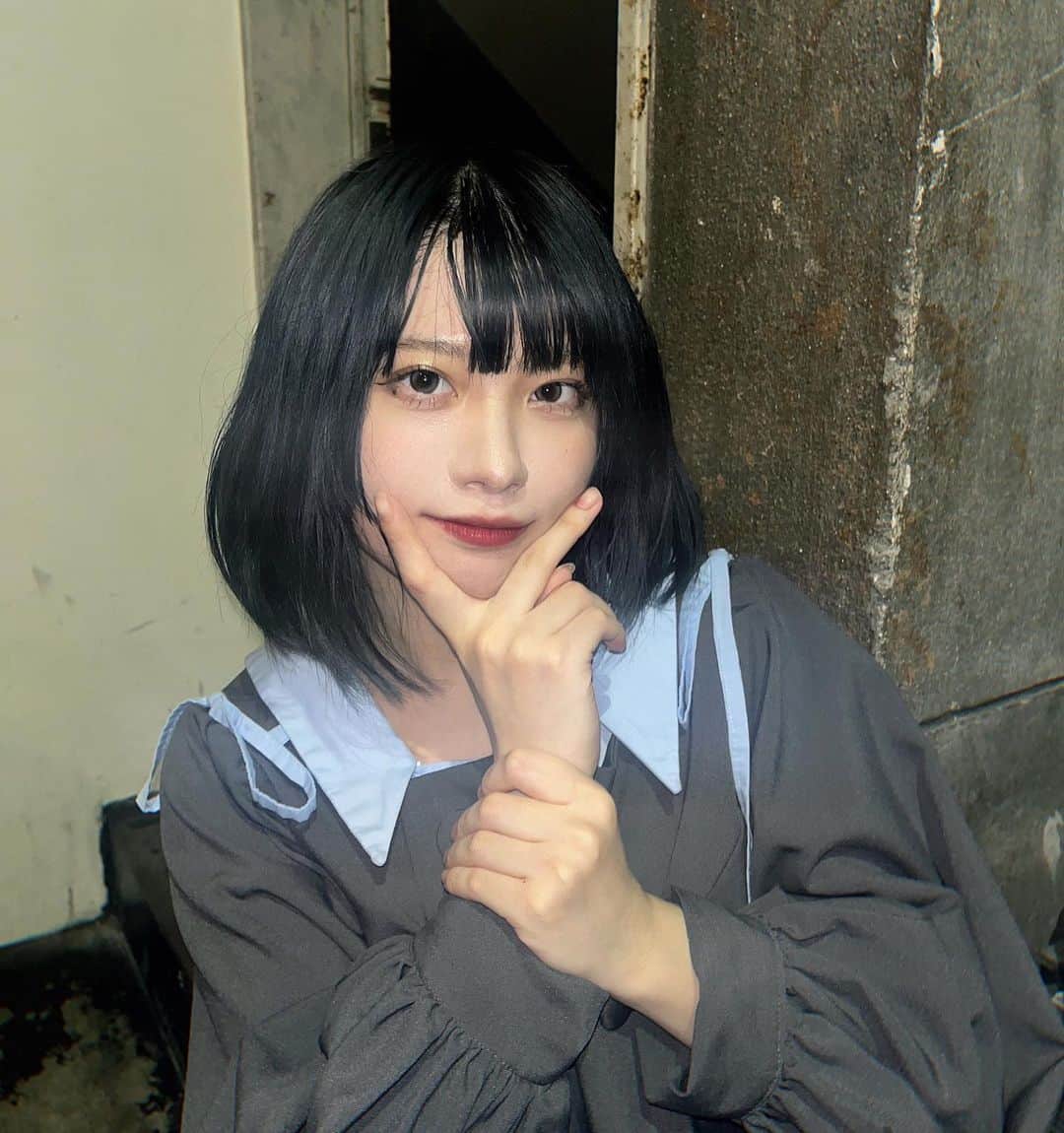 綾瀬志希さんのインスタグラム写真 - (綾瀬志希Instagram)「めっちゃ顎にぴ〜スするやんけ誰かおすすめのポーズあったら教えてください　名古屋、ありがとう！だがや〜」10月22日 20時32分 - shikinobu