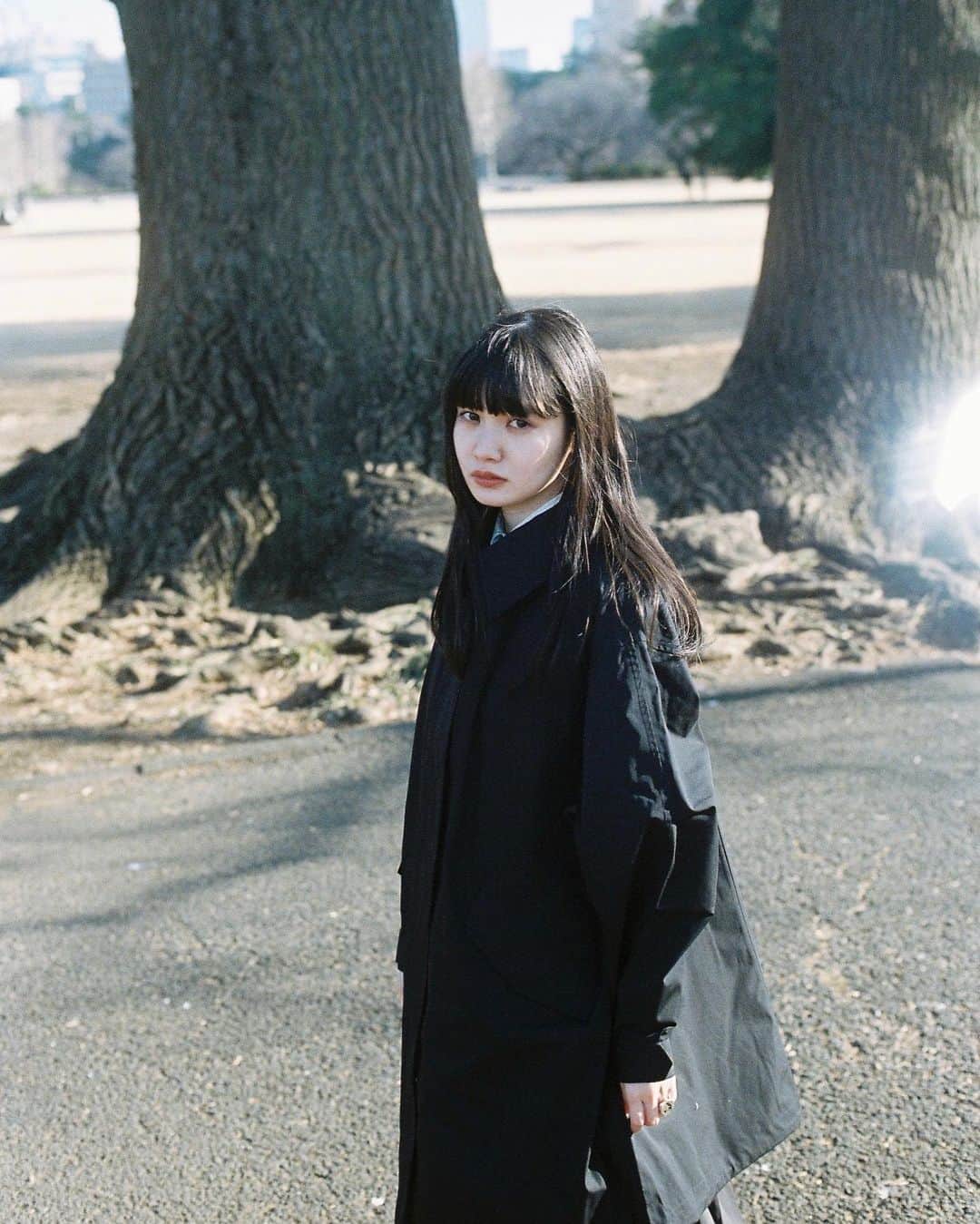 のインスタグラム：「寒くなるとどうしても黒や白みたいな色がない服を着ることが多くなるなぁ🐈‍⬛ 今年の秋冬は少しでも色味がある服が着たい」