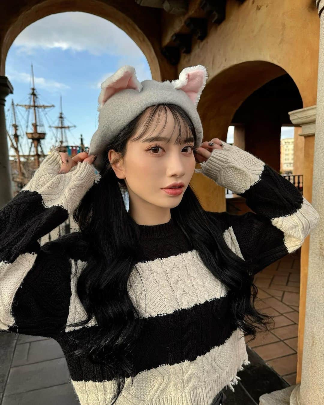 りえのインスタグラム：「久しぶりのシー🌊🩵 ジェラトーニのベレー帽可愛い🐈  長女にぬいぐるみ買ってあげたくて、選んだのがピンクの猫ちゃん🩷 可愛いから長女寝てる間にお借りした😳🙏🏼  初めてビリーブ見れて感激した🥹 やっぱりディズニーって最高🧏🏻‍♀️🩷  #ディズニーシー#ディズニーコーデ#ディズニーグッズ#ディズニーカチューシャ#ジェラトーニ」