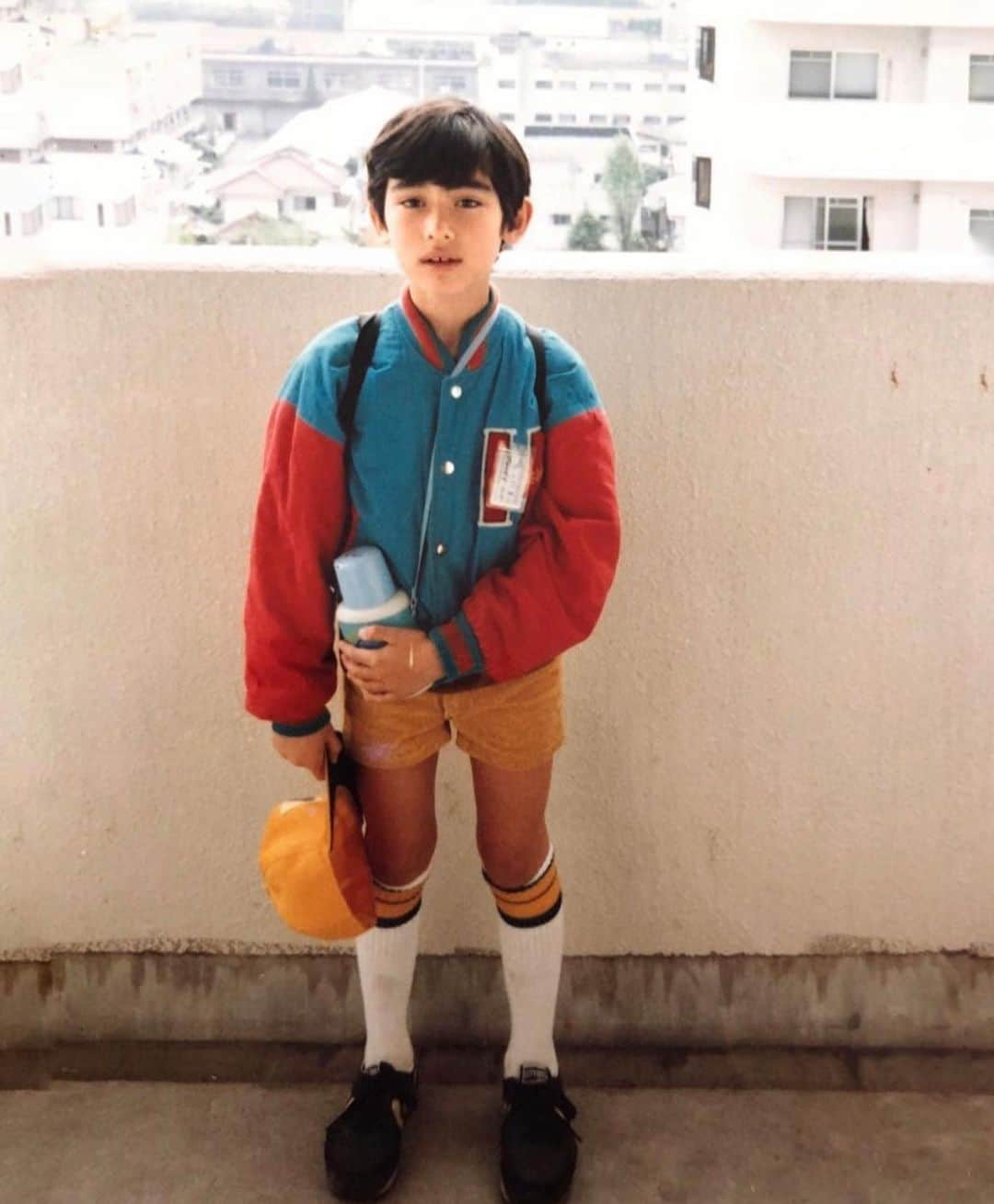 ニコラ・フォルミケッティのインスタグラム：「BABY NICOBOY 👶🏻 First day of school in japan, looking very stylish thanks to mom 🇯🇵 #小学生　#沼津第五小学校」