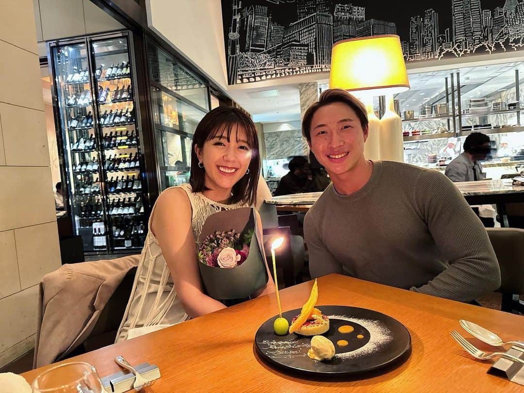 水田あゆみのインスタグラム：「Happy birthday to me !  35歳！ついにアラフォーとなりました✌️  優しい夫と楽しくディナーをして、最高の一日を過ごしております。  どんな事があっても味方でいてくれて、心の支えであってくれる夫には毎日感謝しています☺️  そしてフォロワーさんがたくさんすでにDMくださっていて、私の誕生日覚えててくれて本当に嬉しい、、です🥹🧡  そしてそして関係者の皆様、たくさんのお祝いのメッセージをありがとうございます！  毎年この日になると感謝の気持ちでいっぱいになって、いろいろな方々と関わりながらお仕事できていることが私の最高の宝物だなと感じます。  いろいろな環境の変化や、自分自身の成長、節目に立ち止まってこれまでを振り返ると、歳を重ねるって素晴らしいなと思います☺️  本当に感謝しております。 そして、いつも応援してくださる皆様、ありがとうございます。  これからもよろしくお願いします🥰  #happybirthdaytome#誕生日 #自分の腕太すぎてビックリしました」
