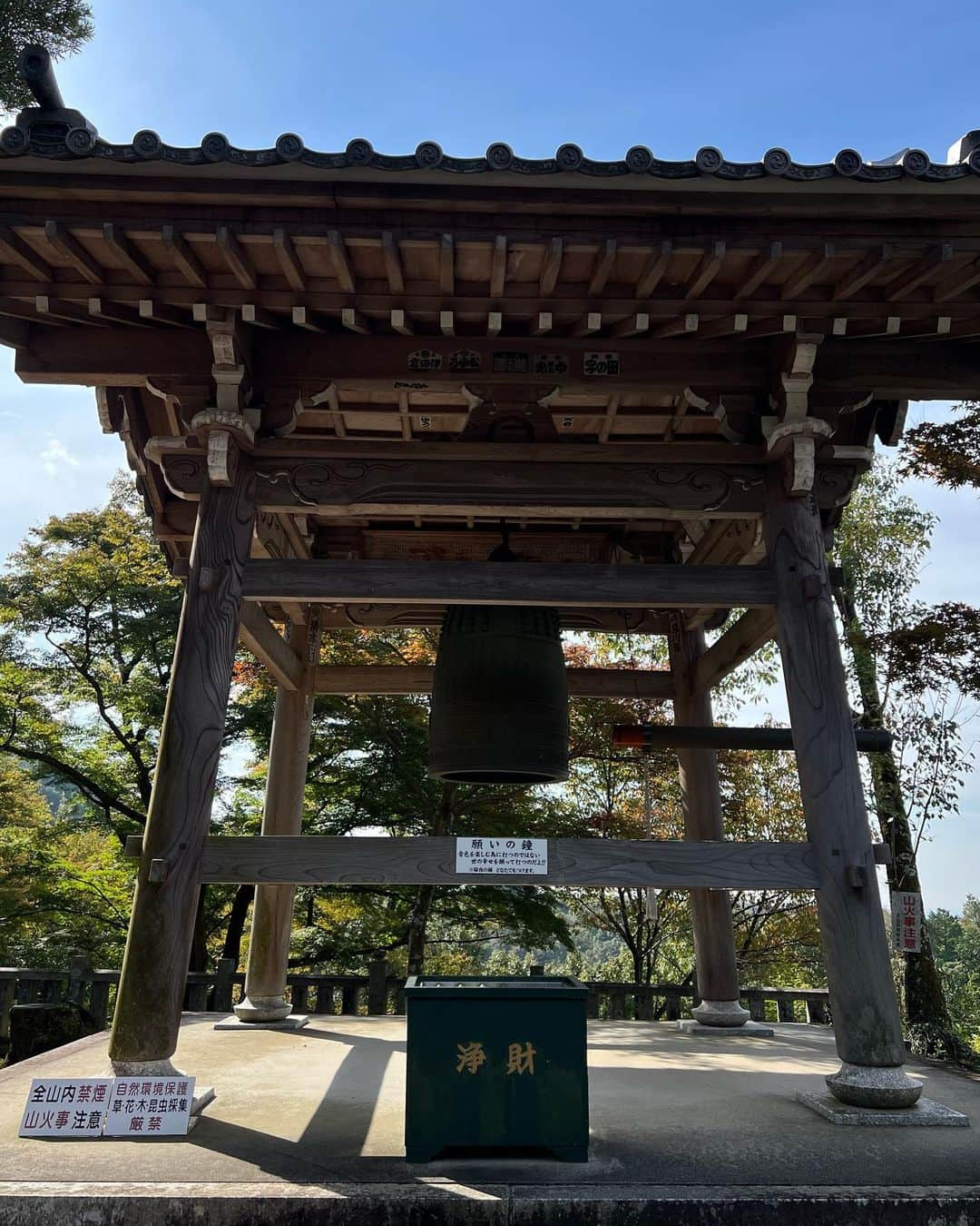 沢井里奈さんのインスタグラム写真 - (沢井里奈Instagram)「⠀ ⠀ 犬山の寂光院🌿‬✨ 緑がいっぱいで癒されました🥹💕💕  本堂までスロープカーで行けて 展望台から見る景色は絶景でした🥰  "尾張のもみじ寺"とも言われていて 紅葉で有名な場所🍁✨ 見頃になったらまた行きたいな。 ⠀ ⠀ そして先日 @crysta_nagoya さんへ💆🏻‍♀️💎 久しぶりだったので しっかりほぐしていただいて とてもスッキリ☺️💓💓 陽子さんとお話していると あっという間の時間🌹✨ いつもありがとうございます💐🤍 ⠀ ⠀ #犬山寂光院 #寂光院 #犬山 #クリスタ名古屋」10月22日 20時35分 - sawairina