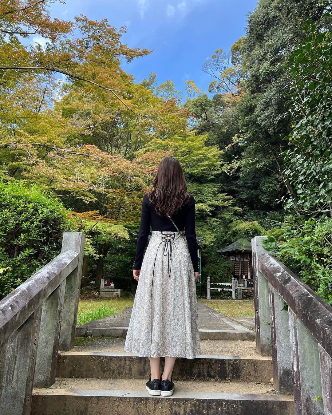 沢井里奈さんのインスタグラム写真 - (沢井里奈Instagram)「⠀ ⠀ 犬山の寂光院🌿‬✨ 緑がいっぱいで癒されました🥹💕💕  本堂までスロープカーで行けて 展望台から見る景色は絶景でした🥰  "尾張のもみじ寺"とも言われていて 紅葉で有名な場所🍁✨ 見頃になったらまた行きたいな。 ⠀ ⠀ そして先日 @crysta_nagoya さんへ💆🏻‍♀️💎 久しぶりだったので しっかりほぐしていただいて とてもスッキリ☺️💓💓 陽子さんとお話していると あっという間の時間🌹✨ いつもありがとうございます💐🤍 ⠀ ⠀ #犬山寂光院 #寂光院 #犬山 #クリスタ名古屋」10月22日 20時35分 - sawairina