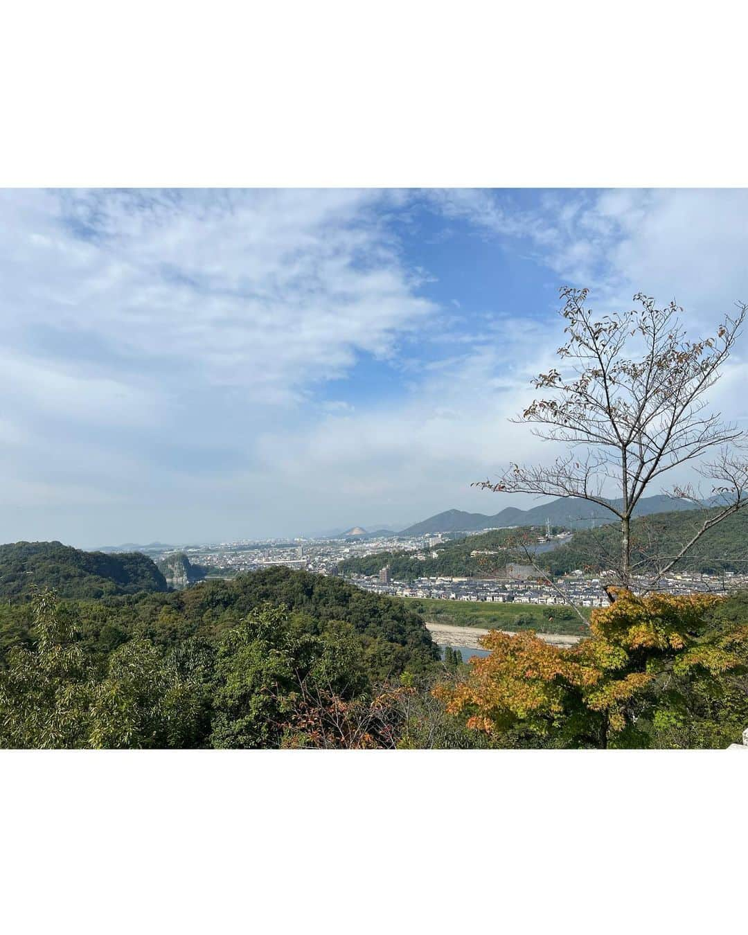 沢井里奈さんのインスタグラム写真 - (沢井里奈Instagram)「⠀ ⠀ 犬山の寂光院🌿‬✨ 緑がいっぱいで癒されました🥹💕💕  本堂までスロープカーで行けて 展望台から見る景色は絶景でした🥰  "尾張のもみじ寺"とも言われていて 紅葉で有名な場所🍁✨ 見頃になったらまた行きたいな。 ⠀ ⠀ そして先日 @crysta_nagoya さんへ💆🏻‍♀️💎 久しぶりだったので しっかりほぐしていただいて とてもスッキリ☺️💓💓 陽子さんとお話していると あっという間の時間🌹✨ いつもありがとうございます💐🤍 ⠀ ⠀ #犬山寂光院 #寂光院 #犬山 #クリスタ名古屋」10月22日 20時35分 - sawairina