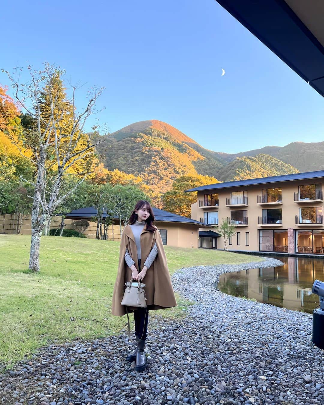 MIYUさんのインスタグラム写真 - (MIYUInstagram)「autumn mood..🍂🧣🍁☕️🤎  自然に癒された日⛰️ 家族でゆったり湯布院旅行🧺  私服↓ tops: @maisonkitsune  coat: @iena_jp  bag: @maisonmargiela  boots: @milaowen_official   #湯布院 #耶馬溪 #滝 #私服 #姉妹」10月22日 20時35分 - miyu__.oo