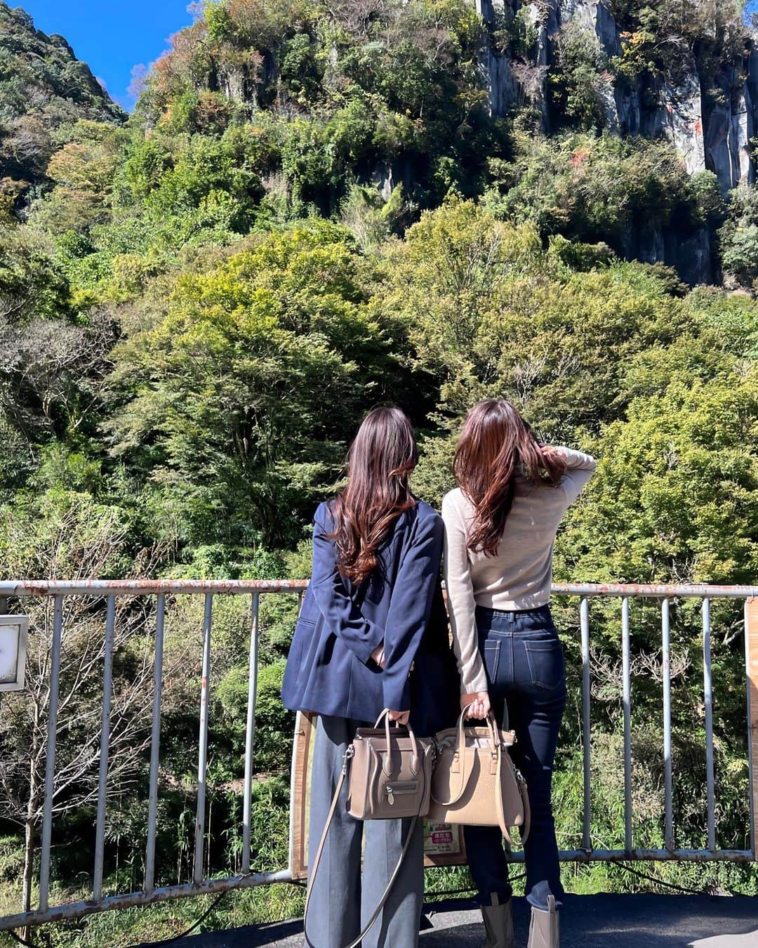 MIYUさんのインスタグラム写真 - (MIYUInstagram)「autumn mood..🍂🧣🍁☕️🤎  自然に癒された日⛰️ 家族でゆったり湯布院旅行🧺  私服↓ tops: @maisonkitsune  coat: @iena_jp  bag: @maisonmargiela  boots: @milaowen_official   #湯布院 #耶馬溪 #滝 #私服 #姉妹」10月22日 20時35分 - miyu__.oo