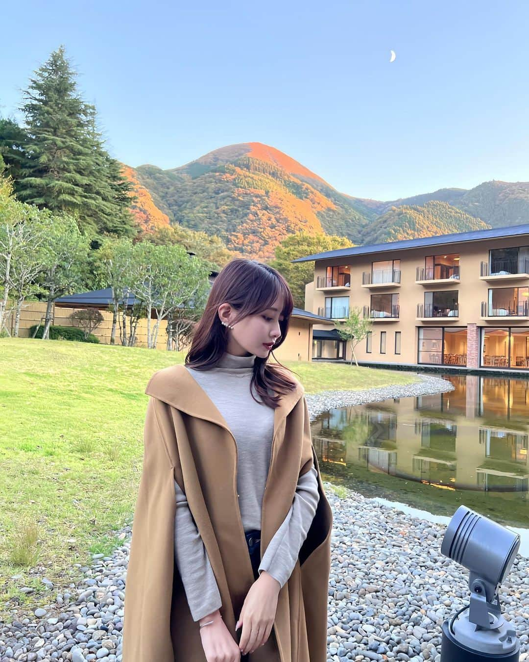 MIYUさんのインスタグラム写真 - (MIYUInstagram)「autumn mood..🍂🧣🍁☕️🤎  自然に癒された日⛰️ 家族でゆったり湯布院旅行🧺  私服↓ tops: @maisonkitsune  coat: @iena_jp  bag: @maisonmargiela  boots: @milaowen_official   #湯布院 #耶馬溪 #滝 #私服 #姉妹」10月22日 20時35分 - miyu__.oo