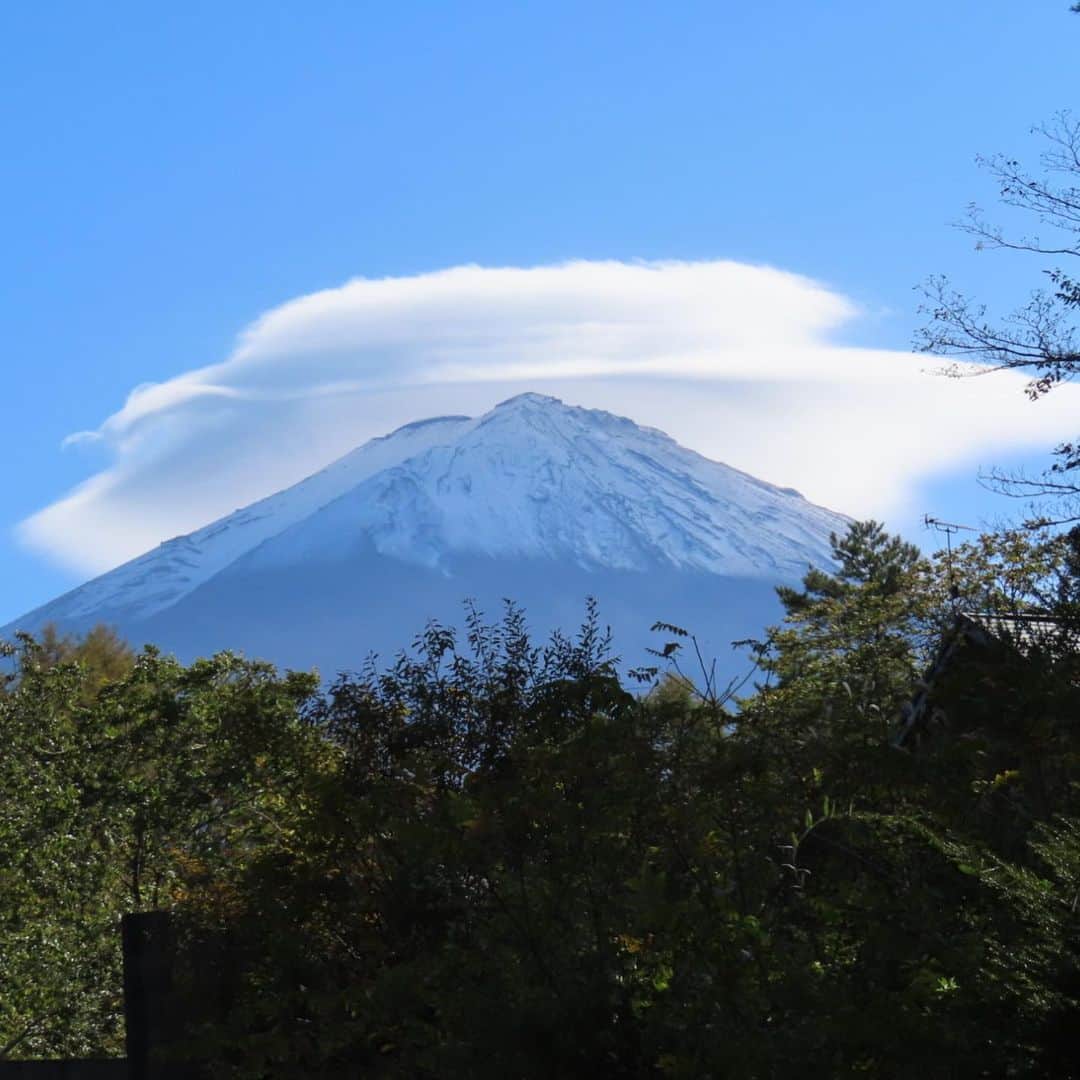 工藤静香さんのインスタグラム写真 - (工藤静香Instagram)「10月生まれの皆さん💕お誕生日おめでとうございます！  縁起が良いとされる富士山の笠雲の写真が偶然撮れましたので、10月のお誕生日メッセージにさせてください✨  笠雲は「恐れることなく、勇気を持ち行動しましょう」と伝えているとの事です。 そして、不安や恐怖から自分自身を守る鎧を象徴しているそうです。  日常生きていると様々なことがあると思います。 でも、今まで生きてきたあなたを知る人、そしてあなたを理解する人達は、温かく包み、照らしている事を忘れないでください。  10月生まれの皆さん、勇気のある一年になさってください。  #富士山笠雲」10月22日 20時36分 - kudo_shizuka