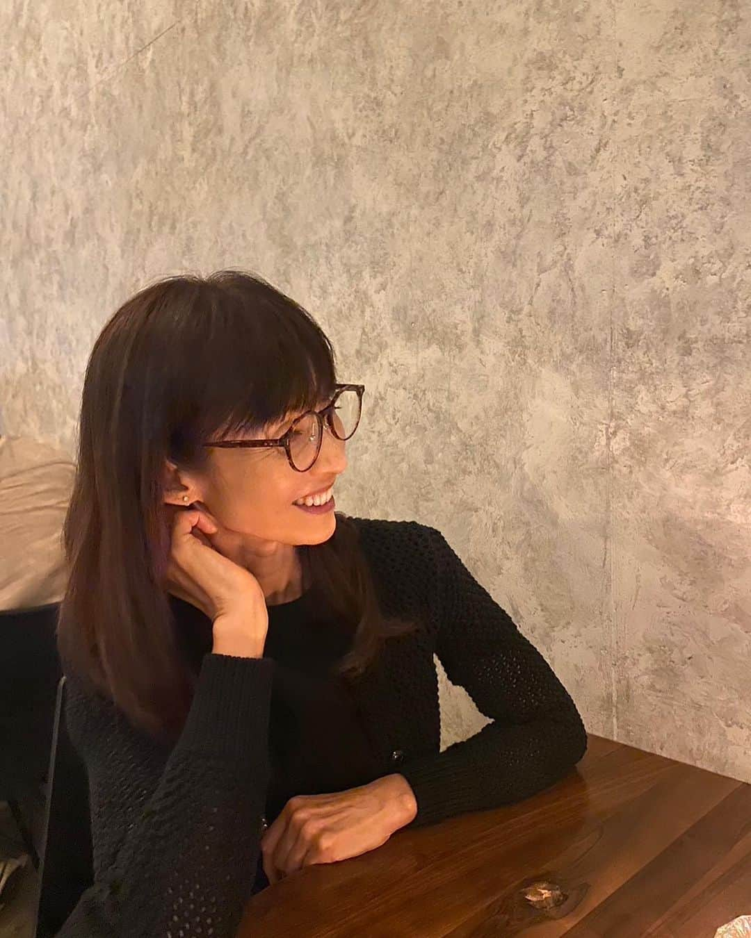 花田美恵子さんのインスタグラム写真 - (花田美恵子Instagram)「次女が誘ってくれて 舞台を観に行きました  もう最近は 老眼と乱視と遠視が混じって すれ違う人のお顔もボヤける様になってきたので 迷わずメガネかけてます🥸  チケットの手配も 始まる前に立ち寄ったお店のお会計も デートのマニュアルに書いてあったみたいに 私が席を外した隙に済ませておいてくれて  いつからそんな事してもらえる様になったんだろうと 不思議な気持ちになりました🥹  #tokyolifestyle #nightout #stage #theatre #performance #goodvibes  #久しぶりのおでかけ #誘ってくれてありがとう😊」10月22日 20時36分 - hawaiimieko