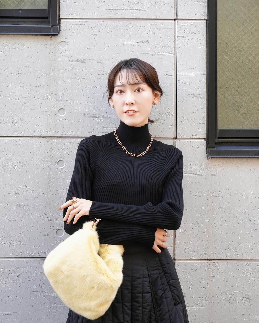 高橋晴香さんのインスタグラム写真 - (高橋晴香Instagram)「#coordinate ⁡ ⁡ ブラックコーデ🖤 ⁡ ⁡ 差し色にイエローのbagを💛 ⁡ ⁡ 秋冬のマストアイテム、タートルニット🧶 ⁡ ⁡ @styledoor_official  ⁡ ⁡ 縫い目がないから、めちゃくちゃ着心地良い◎ ⁡ ⁡ 立体的だし、高級感ある✨ ⁡ ⁡ シンプルだけど、編地デザインで人と差がつく1枚🫶 ⁡ ⁡ ⁡ ホールガーメントタートルニット ⁡ 品番 EM232360134 ⁡ ⁡ #PR #styledoor #コーデ  #code #outfit#ootd #fashion #お洋服 #晴香コーデ  #emmataylor  #きれいめカジュアル #大人カジュアル #スカートコーデ #ニットコーデ #タートルニット #大人カジュアルコーデ #シンプルコーデ #秋冬コーデ #ブラックコーデ」10月22日 20時47分 - haruka_takahashi0127