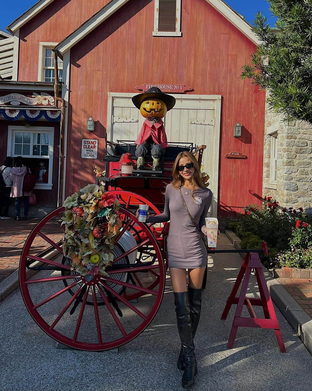 MIYAのインスタグラム：「🎃🪄💕👸🏽✨🍿  It's almost Halloween 🧛🏽‍♀️🧌🧟‍♀️  #disneysea #tds #halloween #mood」