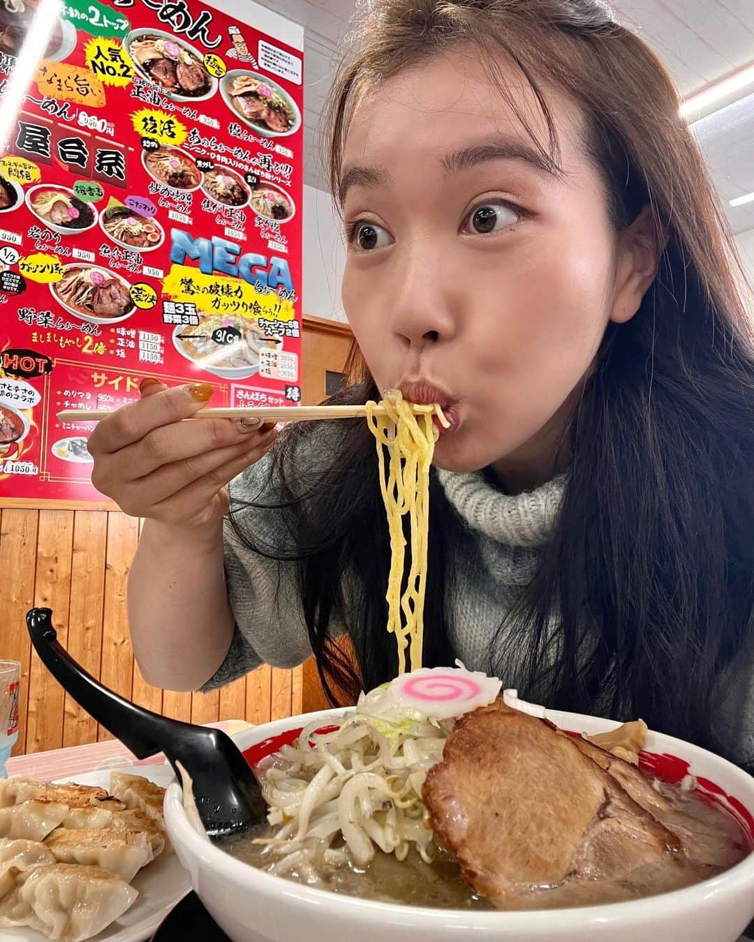 めいめいのインスタグラム：「昨晩、飲み会後の〆のラーメンを食べ忘れた😳💡 ひと晩明けて〆のラーメンをいただく🍜🍥  #トラックめいめい  #宵越しの〆ラーメン #すげえ腹一杯になった  #ラーメン#さんぱちラーメン」