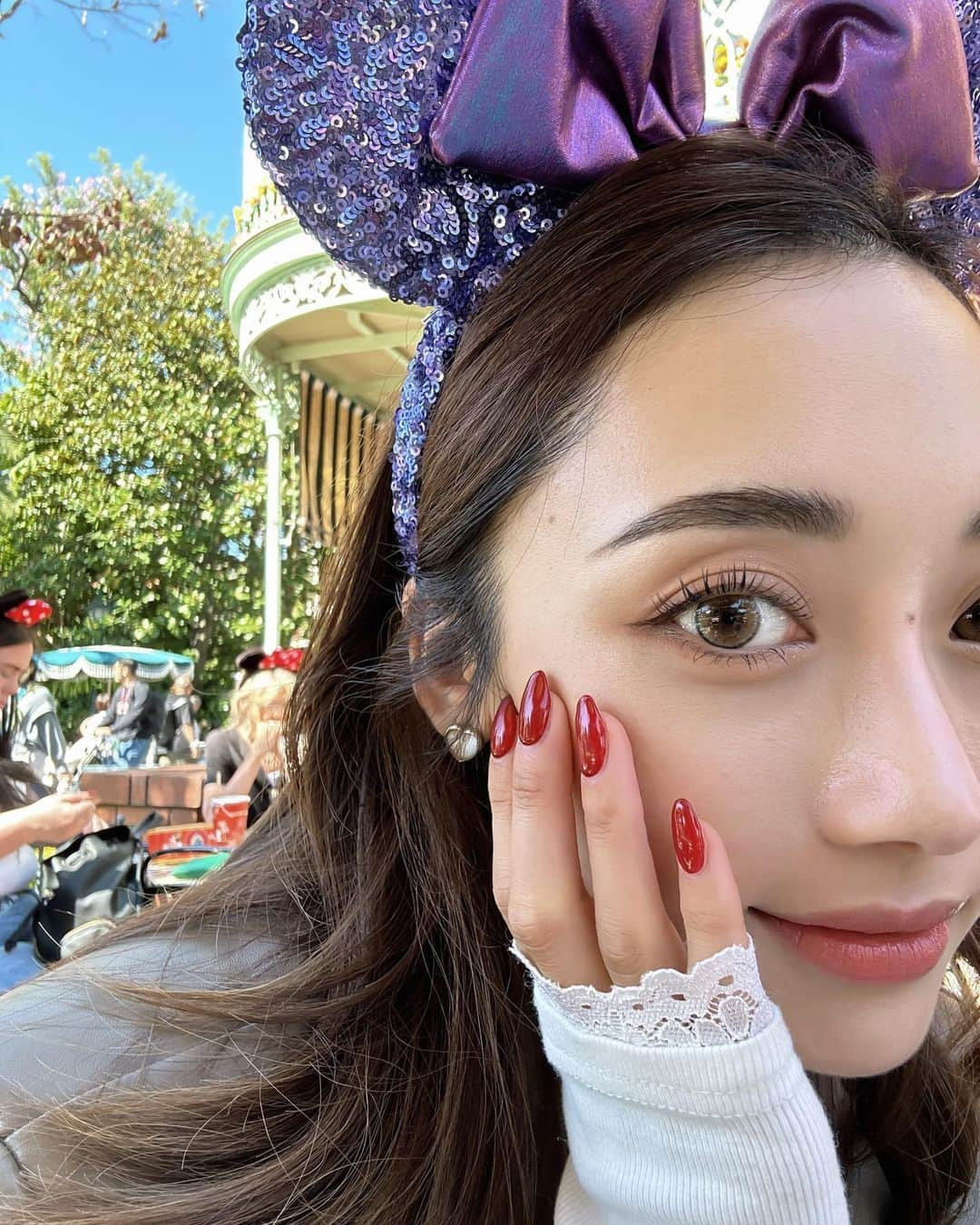 中嶋杏理のインスタグラム：「久しぶりにDisney行った🐭💜 イースターとハロウィンが好き🎃  最近の美容🥤  結婚式の準備やピラティスでバタバタだけど 最低限の美容の時間はしっかり作って 結婚式の為にやる美容も色々増えたよ✌🏼  ✔︎ ネイル @lien_liliy  いつもフレンチだけど今回は久しぶりの バーガンディーワンカラー🥀 シンプルだからこそセンスが問われる このネイルはりりーさんならでは😮‍💨(なんかうざw)  ✔︎ まつ毛&眉毛 @kanae__eyelash @apartment___salon  どんなに忙しくてもまつ毛&眉毛のケアが1番の時短⌛️ 本当メイクが楽になるし、仕上がりが毎度本当に綺麗で 色んな人紹介してる🤣  ✔︎ アートメイク @tokyo_artmake  @pmu_shibuya  久しぶりのアートメイクは結婚式に向けて ヘアラインのメンテナンス👰🏽‍♀️ 薄毛の悩みだけじゃなく、おでこも丸く、 アップヘアも綺麗に見えるから 結婚式前にやりたかった事の1つ！ 苦手な痛みに凄く考慮してくださり、 生え際も本当に自然でとっても綺麗🥹❣️  . #美容#ネイル#アートメイク#ヘアライン#ディズニー#nails#disneyland#dハロ#まつ毛パーマ#眉毛パーマ #ピラティスインストラクター#ピラティス」