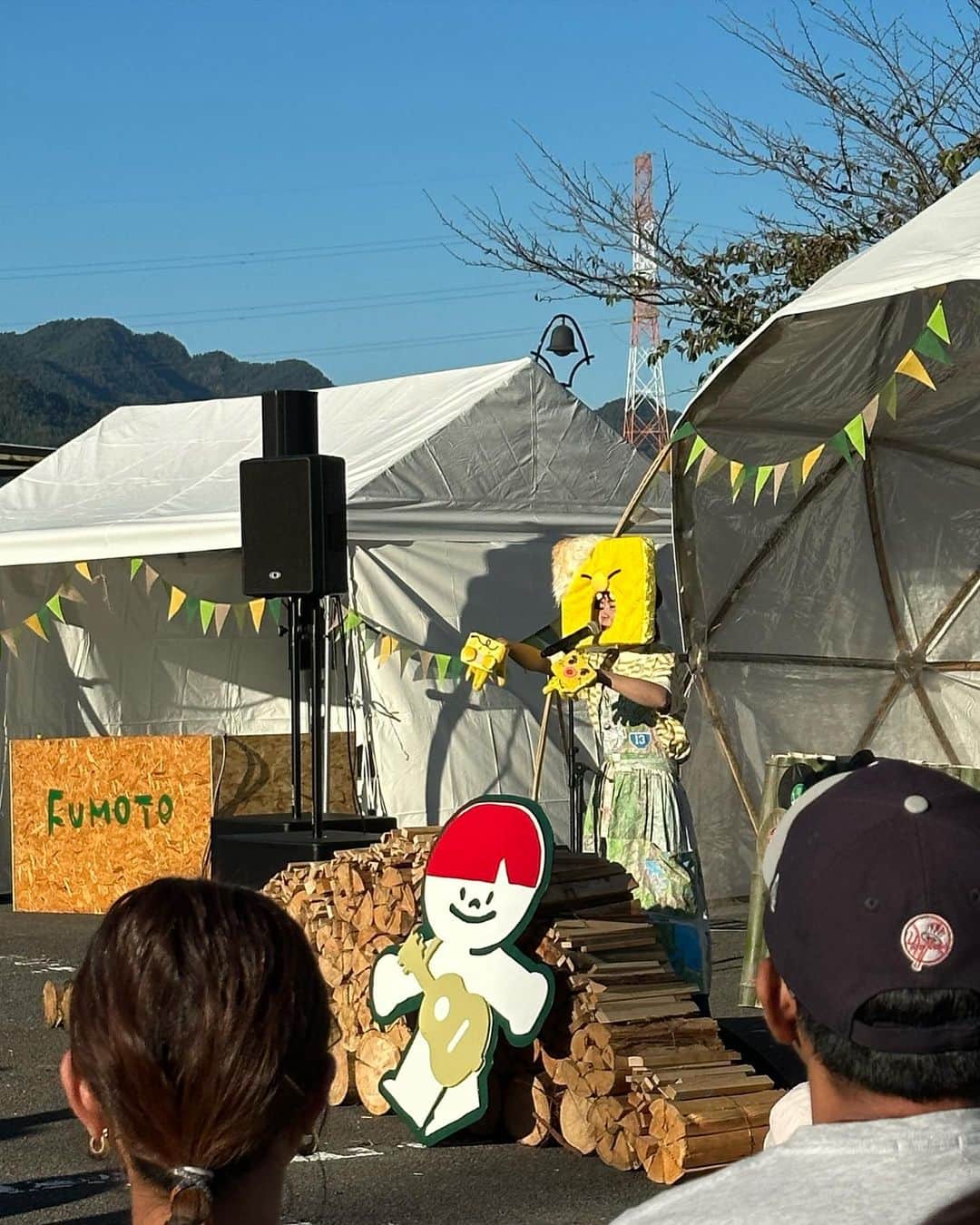 DJみそしるとMCごはんさんのインスタグラム写真 - (DJみそしるとMCごはんInstagram)「今日は岐阜県川辺町で初開催された、KAWABE MOUNTAIN FES.FUMOTOでライブをしてきました！ ライブやDJ、岐阜や名古屋近辺から集結したキッチンカー、飛騨の木材で子供たちが遊べるワークショップなどなど大賑わいでした✨ @kawabe_fes.fumoto   わたしのライブを楽しみにしてくださった方がたくさんいて、本当にうれしかったです！中にはグッズを身につけてくださってる方も😍 みなさん、ありがとうございました！  甘辛MCバトル、今日は黒子が被るやつをつけてやってみたら、お客さんの顔が全然見えなくて、今めっちゃシーンとしてたらどうしよ〜と思いながらやってたけど、そんなことなかったみたいで良かった！  今日は子供も一緒に来ていて、泣いてるところを笑わせてくれる少年が現れたり、岐阜に移住した知人が子守をしてくれたり、町役場のスタッフの方々をはじめ、多くの方のおかげで無事にライブ終えることができました☺️ 帰りは、めっちゃ狙われながら名古屋でみそかつを食べました✌️ #fumotofes」10月22日 20時40分 - misosirugohan