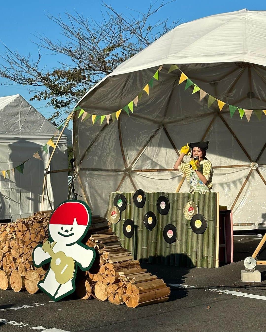 DJみそしるとMCごはんのインスタグラム：「今日は岐阜県川辺町で初開催された、KAWABE MOUNTAIN FES.FUMOTOでライブをしてきました！ ライブやDJ、岐阜や名古屋近辺から集結したキッチンカー、飛騨の木材で子供たちが遊べるワークショップなどなど大賑わいでした✨ @kawabe_fes.fumoto   わたしのライブを楽しみにしてくださった方がたくさんいて、本当にうれしかったです！中にはグッズを身につけてくださってる方も😍 みなさん、ありがとうございました！  甘辛MCバトル、今日は黒子が被るやつをつけてやってみたら、お客さんの顔が全然見えなくて、今めっちゃシーンとしてたらどうしよ〜と思いながらやってたけど、そんなことなかったみたいで良かった！  今日は子供も一緒に来ていて、泣いてるところを笑わせてくれる少年が現れたり、岐阜に移住した知人が子守をしてくれたり、町役場のスタッフの方々をはじめ、多くの方のおかげで無事にライブ終えることができました☺️ 帰りは、めっちゃ狙われながら名古屋でみそかつを食べました✌️ #fumotofes」