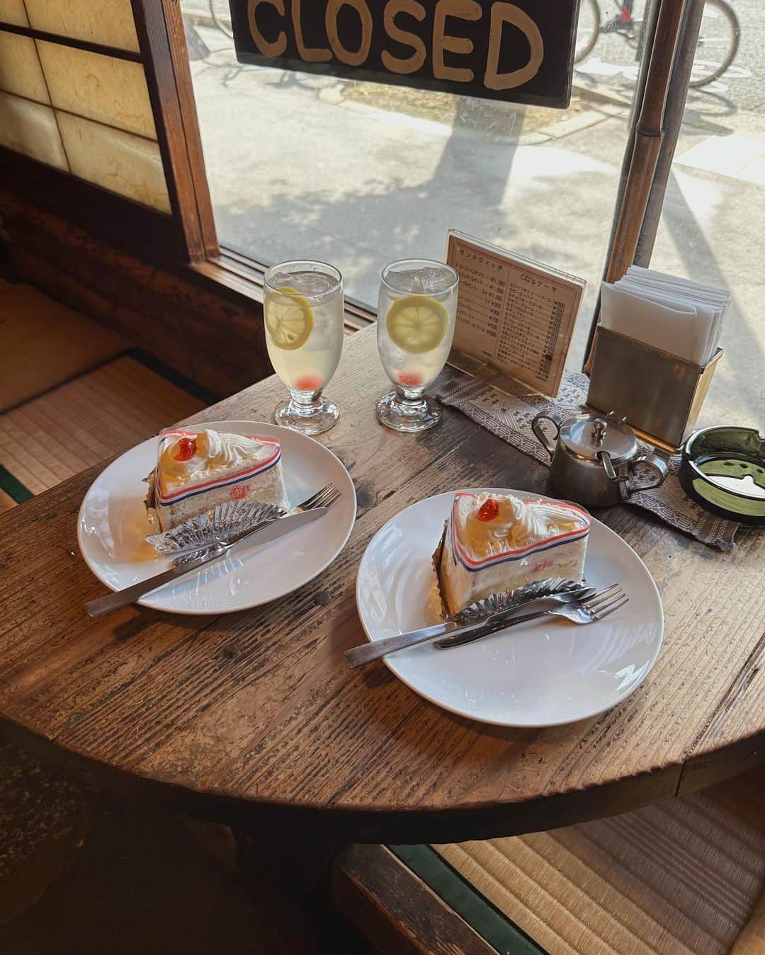 のインスタグラム：「_ 二条にある老舗喫茶店  昔の雰囲気そのままで今も営業されていて 可愛いおじいちゃんとおばあちゃんが 迎えてくれます☺️  おばあちゃん手作りの🍰はアメリカンなケーキで どれも大きくて美味しそう  バタークリームのケーキを いただいたんやけど意外と甘すぎず重すぎず！！ スポンジはケーキというより少しパンっぽい生地 やったけど美味しかったよ🤍  ☕️とめちゃくちゃ迷ったけど おじいちゃんに若い子はみーんな 🍋飲むわ！って言われたからレモネードに（笑）  暑い日だったのでサッパリ👍🏼👍🏼  昔はくるくる回ったんやけどなぁ〜って ケーキのショーケースも見せてくれはって 可愛いおじいちゃんでした  こういうお店はずっとあって欲しいな☕️  ちなみに🚬吸えるので苦手な方は気をつけて！  ホワイトバタークリーム　¥600 レモネード　¥450  #綾花ログ」