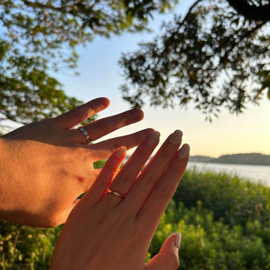 伊藤さつきさんのインスタグラム写真 - (伊藤さつきInstagram)「先日、入籍しました👩🏻‍🤝‍👨🏼💍  私が苦手な垂直跳びは得意だけど、雪上が苦手な彼。 今年の冬こそは、もう少し滑れるようになってもらおうと思います✊❤️‍🔥 動画は何年か前のイベント見にきてくれた帰り道、義兄が撮影したものです🎥 何回見ても肩震える。  今後ともよろしくお願いします😊」10月22日 20時43分 - satsukiito