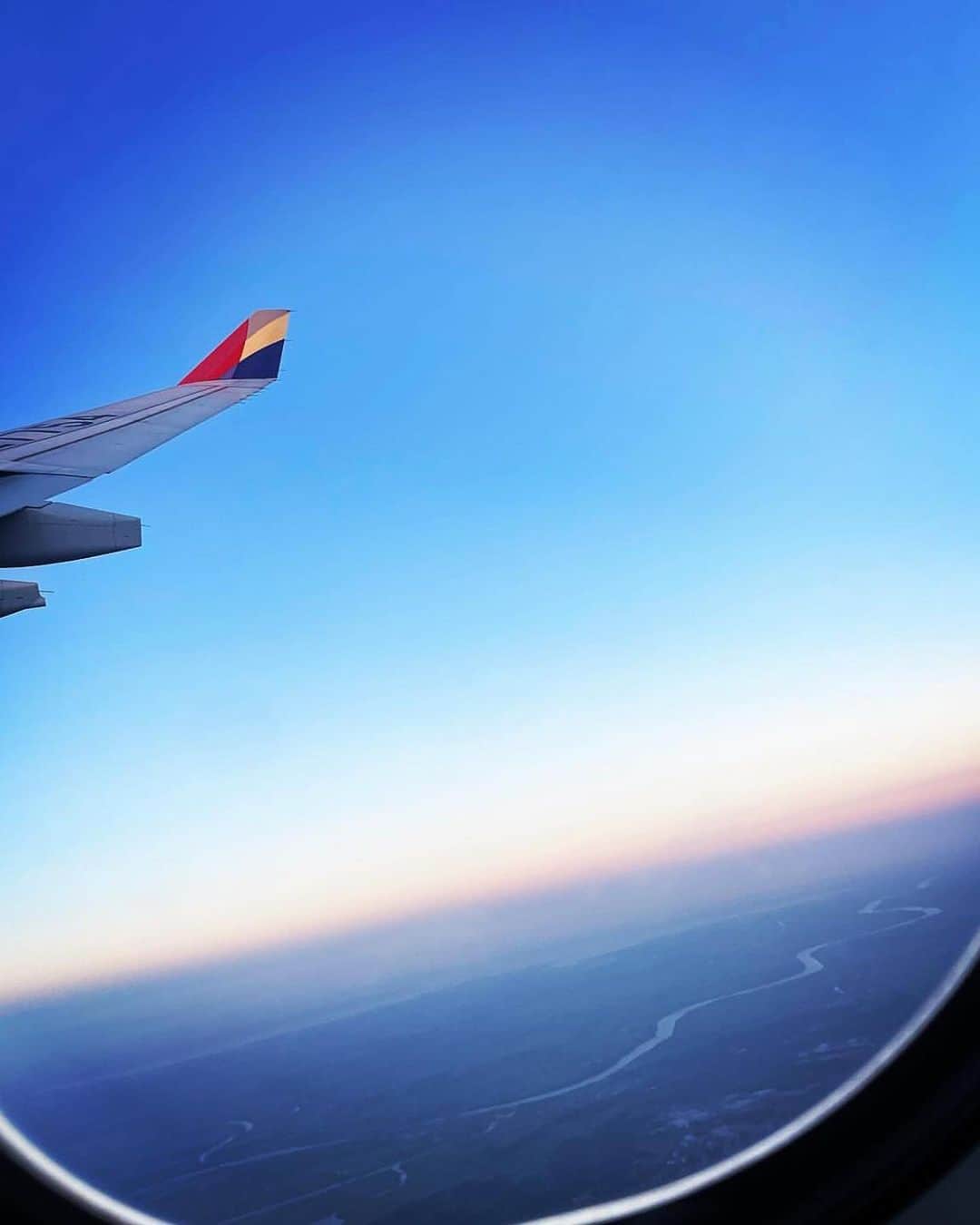 アシアナ航空日本地域公式アカウントさんのインスタグラム写真 - (アシアナ航空日本地域公式アカウントInstagram)「飛行機から見る景色✈️  ┈┈┈┈┈┈┈┈┈┈ 飛行機から見える美しい景色。  後ろの方の席に座ると主翼が小さく映り 飛行機の一部を含めた機窓からの景色が撮れますよ～！  📸@yuurrriiii621koo   ┈┈┈┈┈┈┈┈┈┈   #アシアナ航空 #アシアナ #ASIANA #asianaair #asianaairline #OZ #Flyasiana #韓国 #korea #韓国旅行 #✈️#飛行機からの景色 #飛行機から #飛行機からの眺め #FLYOZ」10月22日 20時44分 - asiana.jp_official