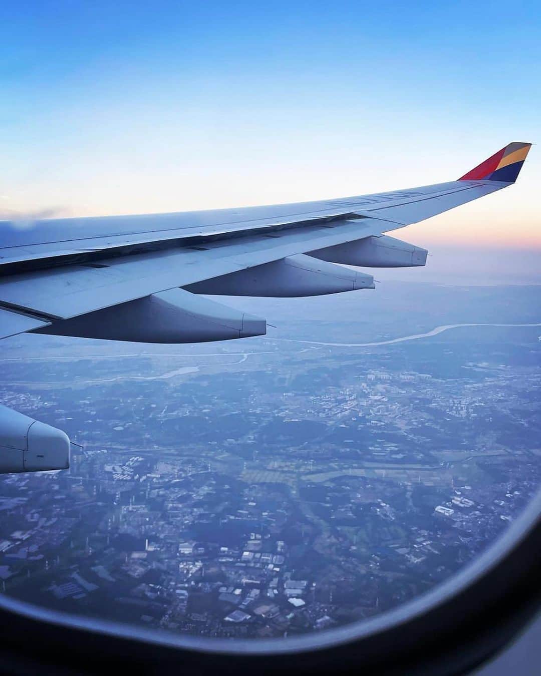 アシアナ航空日本地域公式アカウントさんのインスタグラム写真 - (アシアナ航空日本地域公式アカウントInstagram)「飛行機から見る景色✈️  ┈┈┈┈┈┈┈┈┈┈ 飛行機から見える美しい景色。  後ろの方の席に座ると主翼が小さく映り 飛行機の一部を含めた機窓からの景色が撮れますよ～！  📸@yuurrriiii621koo   ┈┈┈┈┈┈┈┈┈┈   #アシアナ航空 #アシアナ #ASIANA #asianaair #asianaairline #OZ #Flyasiana #韓国 #korea #韓国旅行 #✈️#飛行機からの景色 #飛行機から #飛行機からの眺め #FLYOZ」10月22日 20時44分 - asiana.jp_official