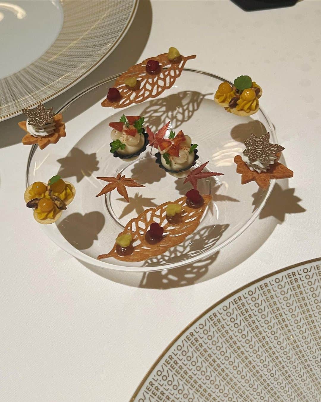 川島幸美のインスタグラム：「三つ星を４年連続で獲得するL’Osierロオジエ🇫🇷   四季を感じる綺麗な色彩、繊細でアートのようなお料理に、思わず'可愛い'って言ってしまう❤️  一皿ずつの完成度がすばらしくて 食材の持つ食感や香り、味覚全てに 感動でした🥺  エグゼクティブシェフのオリヴィエ・シェニョンのクリエイティブに魅力されました✨🙏✨  L’Osier has been awarded three Michelin stars for the fourth consecutive year🇫🇷  You can't help but say 'cute' with the beautiful colors that evoke the four seasons and the delicate, art-like dishes ❤️  The perfection of each dish is amazing. For all the texture, aroma, and taste of ingredients I was impressed 🥺  I was fascinated by executive chef Olivier Chaignon's creativity✨🙏」