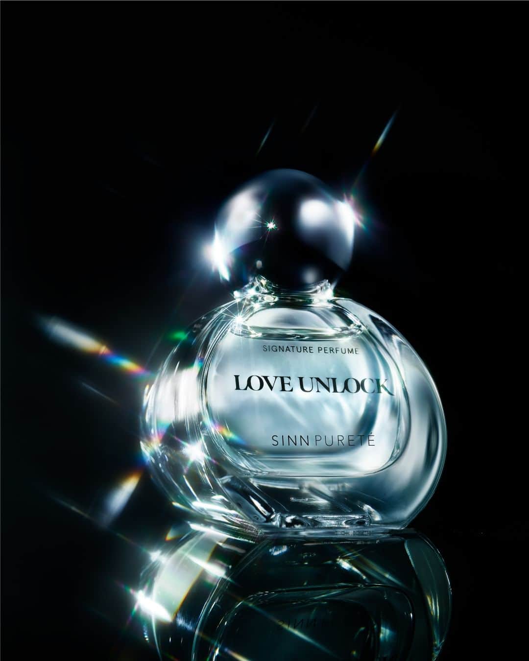 のインスタグラム：「SIGNATURE PERFUME 纏う人すべての個性を解放し、より際立たせる。  まるでアートのように、五感を研ぎ澄ます3種の香りは、 人間の本質的な美しさを呼び覚まします。  ＜LOVE UNLOCK＞ 解き放たれた愛情 カーネーションにジャスミンやローズの花束にレザーを併せた、優しさと、どこか懐かしい余韻に包まれるスパイシーフローラルの香り。  ＜SELF EMPOWERMENT＞ 自分に力を与えるもの ローズマリーやタイムの清々しい爽やかな香りに、サイプレスが突き抜けるように香るスモーキーウッディの香り。  ＜OVER THE MOON＞ 月を超えるくらい甘く幸せな状態 ピーチのフルーティな甘さに、アイリス、ムスク、サンダルウッドの上品で落ち着いた甘さへ変化するフローラルオリエンタルな香り。  #SINNPURETE #香水 #フレグランス #シンピュルテ #fragrance #perfume #signatureperfume #シグネチャーパフューム」