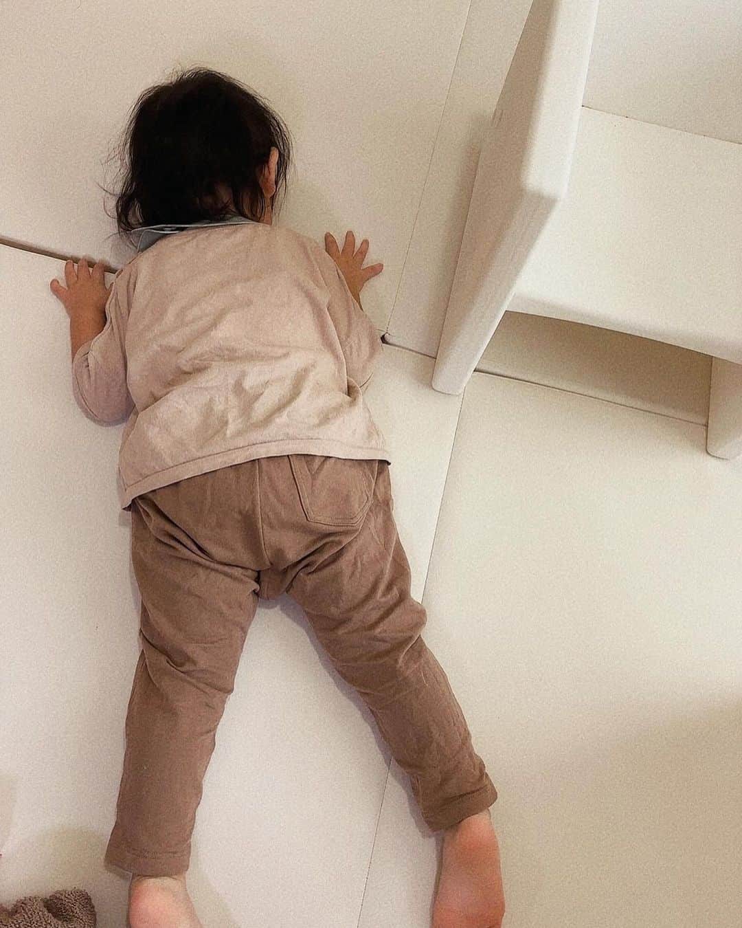 のインスタグラム：「. ⁡ これはご飯が食べたくない2歳児👧🏻 ⁡ ⁡ ⁡ ⁡ #女の子ママ #赤ちゃんのいる生活 #ベビスタグラム #ママスタグラム #2歳 #公式たまひよグラマー #イヤイヤ期」
