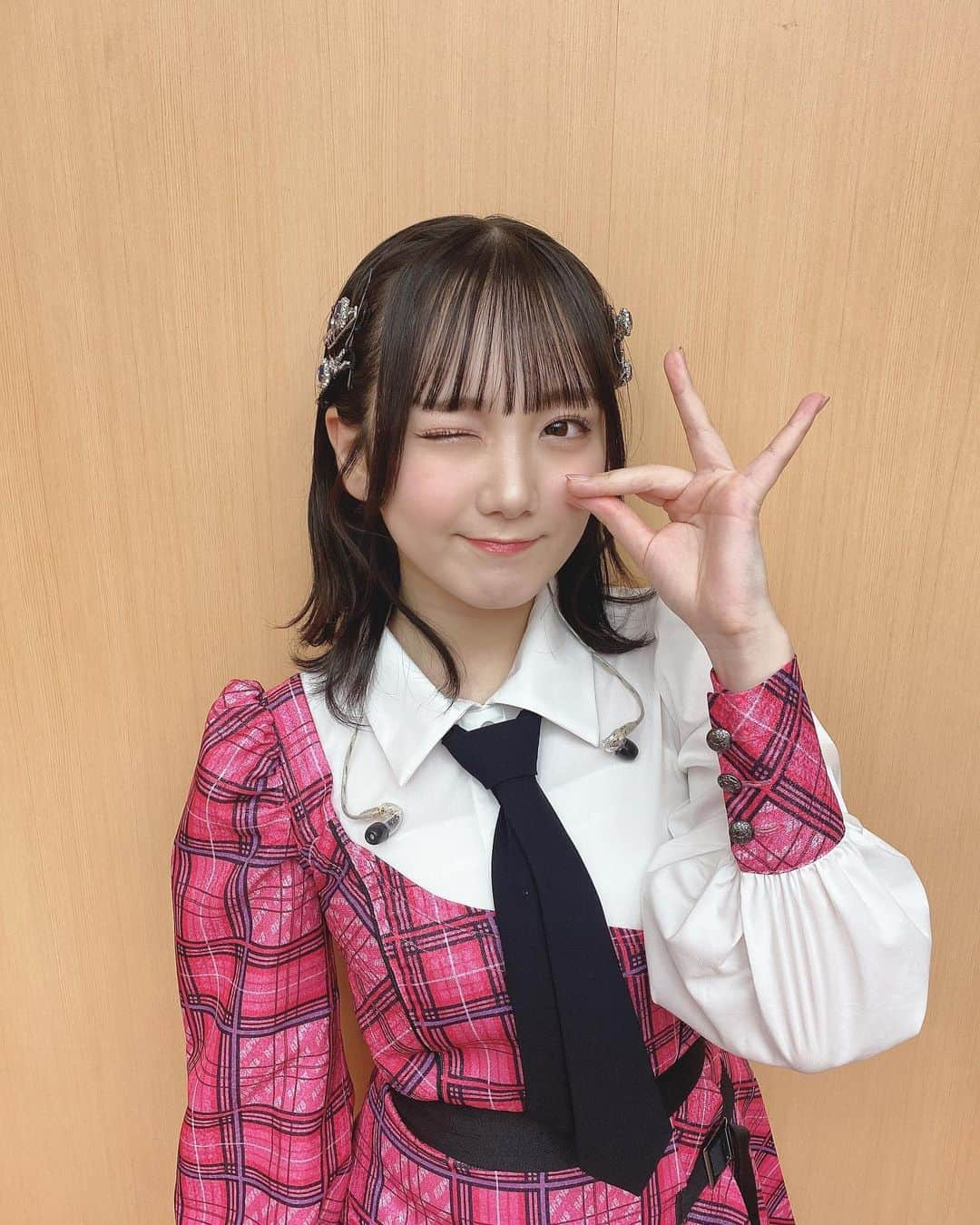 田口愛佳のインスタグラム：「#akb48武道館   3日間ありがたぐちでした！！  3日目は新衣装も全メンバー作って頂きました！💖  毎回素敵すぎる衣装を 作ってくださる @osarecompany さん✨  髪飾りから何までぜーんぶ 可愛くて大好きです！」