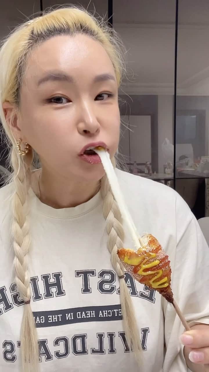 ペ・ユンジョンのインスタグラム：「정말 넘 맛있는간식 핫도그‼️‼️ 소리키우고보세요.. 요 핫도그는 취향에따라 해드시면되용 전자렌지로 데워드시면 촉촉하고 소세지육즙이 퐉‼️ 진짜 너무 맛있어요...👍👍 그리고 에어프라이기로 드시면 겉이아주 바삭해져요😍 취향 차이긴하지만  전 갠적으로 전자렌지에 먹는게 맛있더라구요😱 이게요.. 한우핫도그라해서  뭐 얼마나다르겠어? 핫도그가 다 거기서거기지 라고생각했는디  아  진짜 달라요... 너무맛있음요🥹 치즈핫도그는 사이즈도작아서  아이들먹이기에도 넘 좋구요 겉에빵가루가묻혀있어 아주맛나요😍 먹는거에 진심인 빼언니랍니다🙏👍 꼭 드셔보세요😘 오늘밤자정 오픈합니다👍 @bbaeeonni_shop  #오마뎅핫도그 #오마뎅공구」
