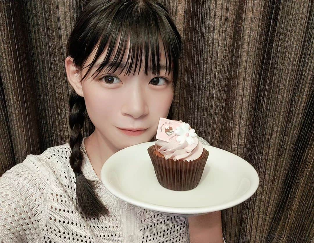 熊井戸花のインスタグラム：「可愛すぎるカップケーキ食べました🧁♡ たべるの勿体無かった> <🤍 #熊井戸花  #おはなちゃん  #テンカラット  #テンカラットプリューム   #ニューヨークカップケーキ  #newyorkcupcakes  #下北沢スイーツ」