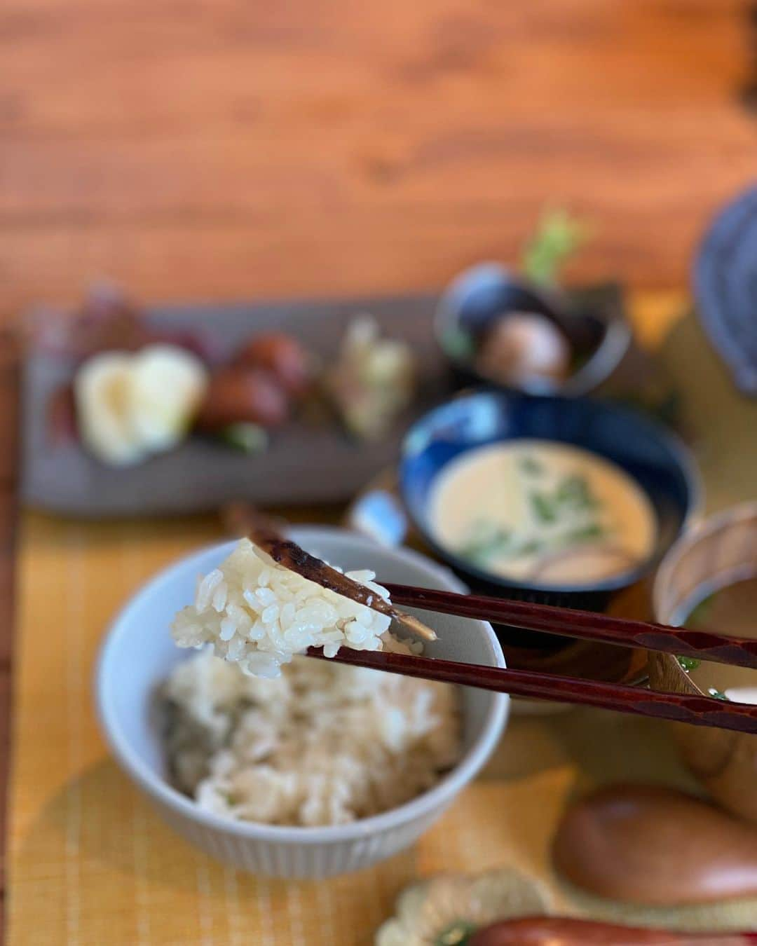 前川由希子さんのインスタグラム写真 - (前川由希子Instagram)「間借り朝ごはん🍚  土日祝日限定。 九大学研都市駅前のバーを間借りした 要予約の朝ごはんに。 @shokudonamakemono  週によって変わるメニューが魅力的で、 「ねぇ、西の方に朝ごはん行かない？」と 友人を誘ってみたよ。  この日のメニューは、 松茸ごはんと穴子の炊き合わせと甘エビの塩辛。 その他いろいろ。 朝から贅沢✨ 全部美味しかったし、バランスが好き。 ごはんはしっかり2杯ずつ。 結構なボリュームだけど、 おかずも多いからペロッといけます😋  予約制だから、詳しくはお店のインスタで。 @shokudonamakemono   いい一日のスタートでした✨  #食堂ナマケモノ  #朝ごはん  #間借り朝ごはん  #松茸ごはん  #穴子  #土鍋ごはんの朝ご飯  #福岡朝ごはん  #福岡モーニング  #福岡朝食」10月22日 20時50分 - maekawa.yukiko