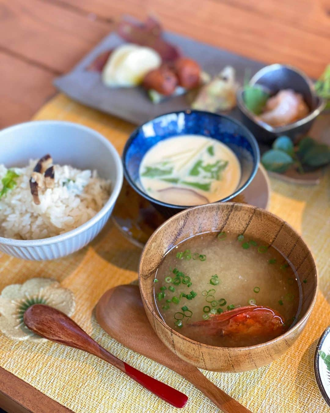 前川由希子さんのインスタグラム写真 - (前川由希子Instagram)「間借り朝ごはん🍚  土日祝日限定。 九大学研都市駅前のバーを間借りした 要予約の朝ごはんに。 @shokudonamakemono  週によって変わるメニューが魅力的で、 「ねぇ、西の方に朝ごはん行かない？」と 友人を誘ってみたよ。  この日のメニューは、 松茸ごはんと穴子の炊き合わせと甘エビの塩辛。 その他いろいろ。 朝から贅沢✨ 全部美味しかったし、バランスが好き。 ごはんはしっかり2杯ずつ。 結構なボリュームだけど、 おかずも多いからペロッといけます😋  予約制だから、詳しくはお店のインスタで。 @shokudonamakemono   いい一日のスタートでした✨  #食堂ナマケモノ  #朝ごはん  #間借り朝ごはん  #松茸ごはん  #穴子  #土鍋ごはんの朝ご飯  #福岡朝ごはん  #福岡モーニング  #福岡朝食」10月22日 20時50分 - maekawa.yukiko