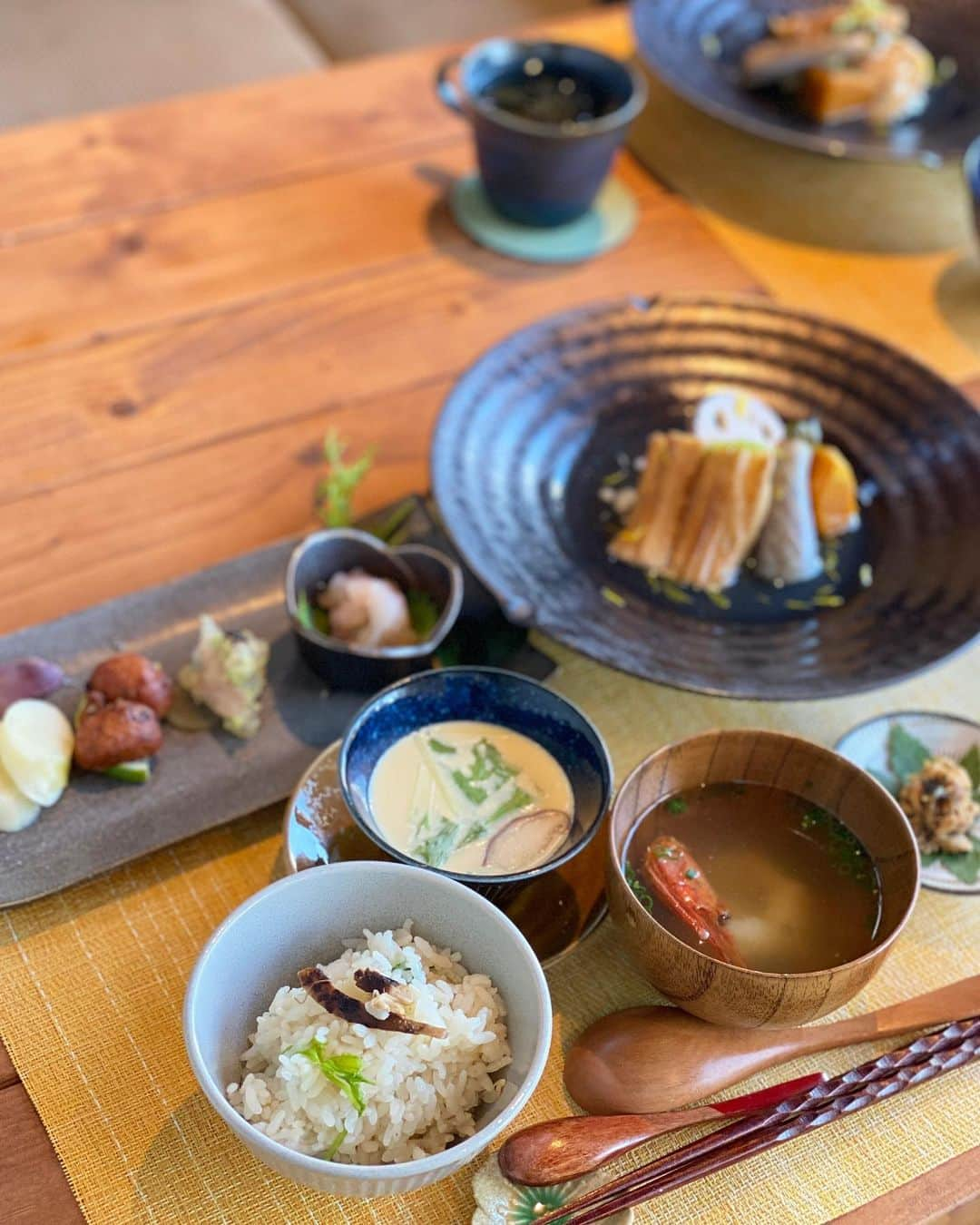 前川由希子のインスタグラム：「間借り朝ごはん🍚  土日祝日限定。 九大学研都市駅前のバーを間借りした 要予約の朝ごはんに。 @shokudonamakemono  週によって変わるメニューが魅力的で、 「ねぇ、西の方に朝ごはん行かない？」と 友人を誘ってみたよ。  この日のメニューは、 松茸ごはんと穴子の炊き合わせと甘エビの塩辛。 その他いろいろ。 朝から贅沢✨ 全部美味しかったし、バランスが好き。 ごはんはしっかり2杯ずつ。 結構なボリュームだけど、 おかずも多いからペロッといけます😋  予約制だから、詳しくはお店のインスタで。 @shokudonamakemono   いい一日のスタートでした✨  #食堂ナマケモノ  #朝ごはん  #間借り朝ごはん  #松茸ごはん  #穴子  #土鍋ごはんの朝ご飯  #福岡朝ごはん  #福岡モーニング  #福岡朝食」