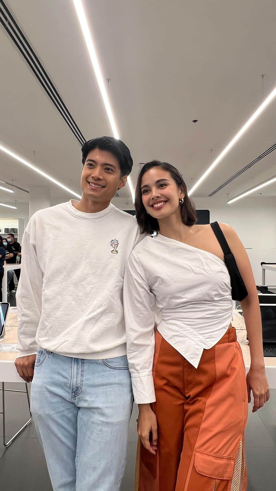 ミーガン・ヤングのインスタグラム：「The reason why I have all this energy when I’m at events is because of Fofo 😁 Akala niyo nilalambing ko siya by rubbing his back??? I’m getting energy from him and letting him know na nallowbatt na ako hahahaha 🔋 kidding aside.. we had so much fun at the midnight iPhone 15 launch at @powermaccenter 🩵🩷 we got to see @andreaetorres who we haven’t seen in a while - expect a podcast episode with her soon! And we finally got to meet @davaoconyo who Fofo and I have been following for quite some time now..and we’re big fans!! 💖 Head to your nearest Powermac store to get the newest iPhone 15 📱 #PMCExperience」