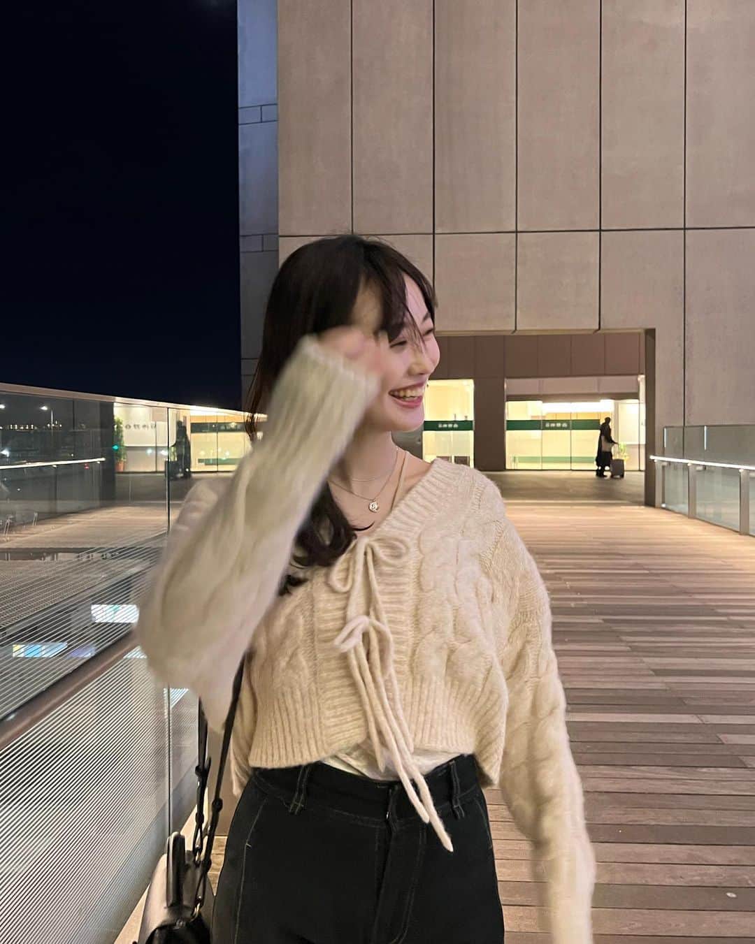 角川友紀さんのインスタグラム写真 - (角川友紀Instagram)「⁡ 今の季節にちょうどぴったりな ニットカーディガン🌙 インナーによってコーデの幅が増えるのも便利🫶🏻 ⁡ tops: @stylevoice_official  bag: @polene_paris  ⁡ ⁡ #STYLEVOICE#Stylevoiceforxxx #秋コーデ#カーディガン#ニット #ポレーヌ#レザーバッグ」10月22日 20時51分 - ykinconiky