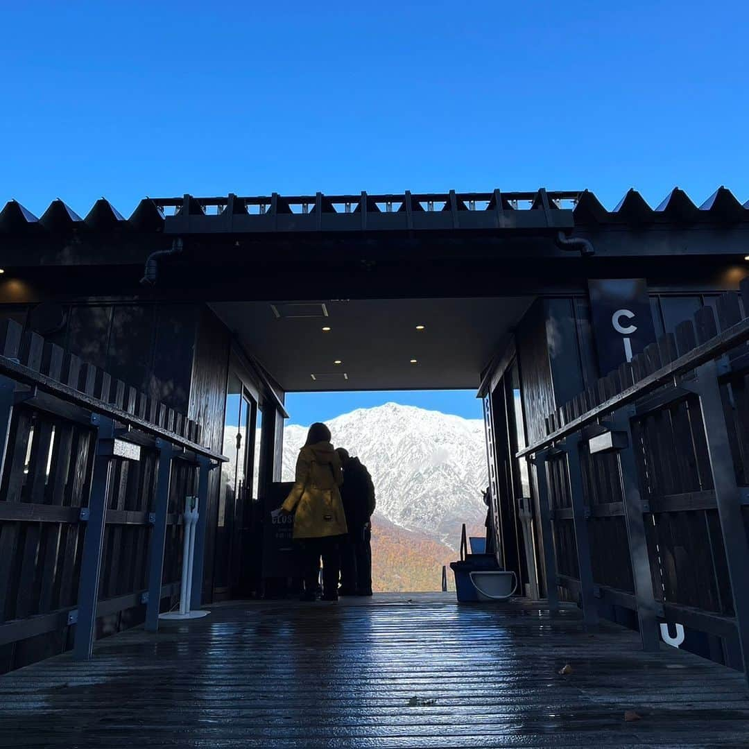 白馬岩岳スノーフィールドさんのインスタグラム写真 - (白馬岩岳スノーフィールドInstagram)「【三段紅葉】 昨日の寒気による北アルプスの上部の冠雪で、見事な三段紅葉が現れました。 雲一つない晴天に、この山岳景観。圧巻の景色に言葉はいりません。 来週のお天気も良さそうです。この時期しか見られない景色、皆様のお越しをお待ちしております。  #白馬岩岳マウンテンリゾート #白馬マウンテンハーバー #シティベーカリー白馬 #白馬ヒトトキノモリ #白馬ヤッホースイング  #長野県 #白馬村 #白馬 #白馬岩岳  #絶景 #絶景テラス #絶景ブランコ #北アルプス #白馬三山 #紅葉シーズン #お出かけスポット #三段紅葉 #ベストシーズン #長野旅行 #秋の風景 #秋旅 #ここでしか見られない景色  #nagano #hakuba #hakubavalley #hakubaiwatake #iwatake #autumncolors #hakubaiwatakemountainresort」10月22日 20時51分 - hakuba_iwatake