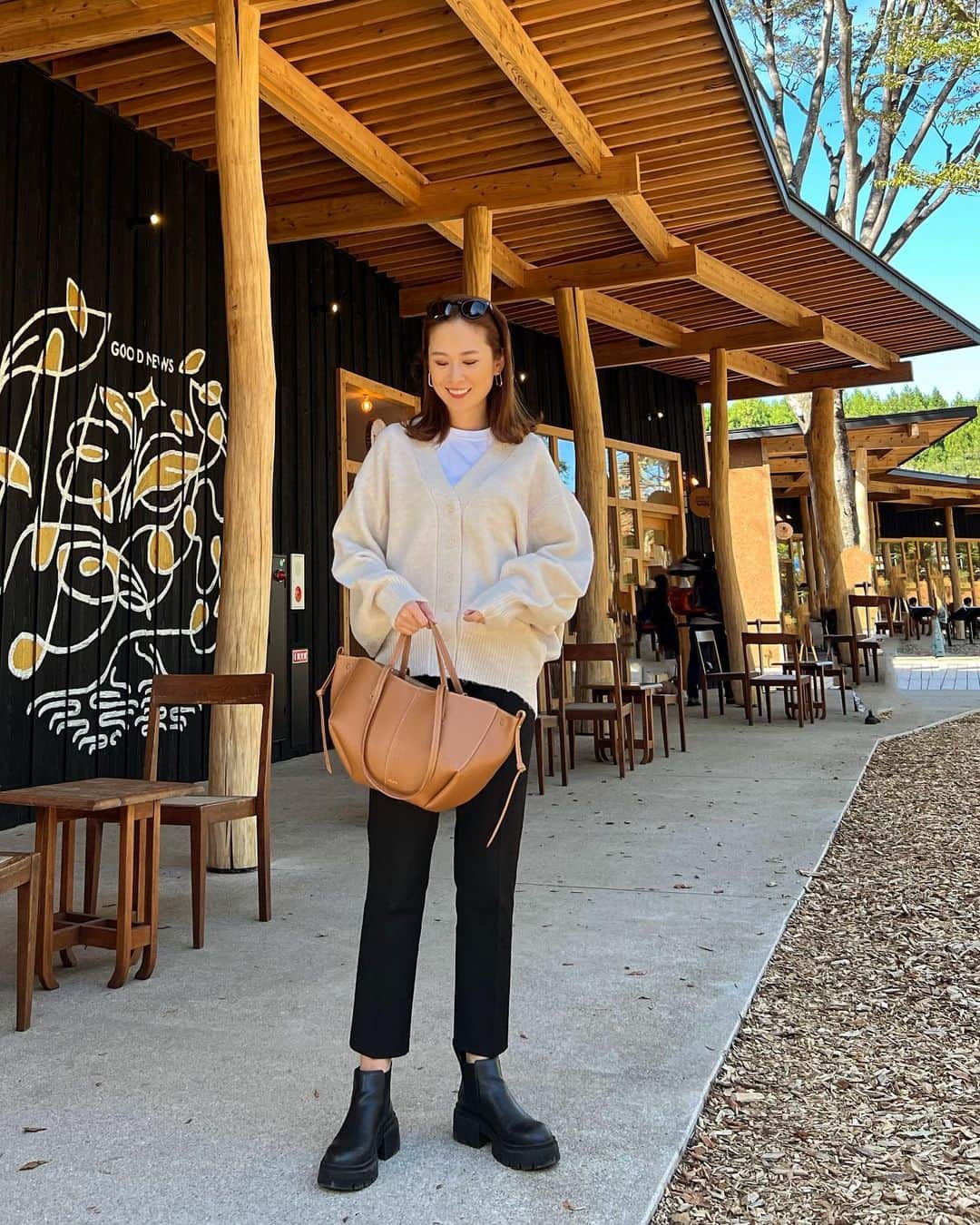 のインスタグラム：「#outfit . . 那須へ行った時のコーデ。 羽織るだけで素敵なシルエットが作れるコクーンデザインのニットカーディガンは、肌寒い那須でもふんわり暖かかったです☺️  #bonjoursagan #bs_style #ボンサガ #PR」