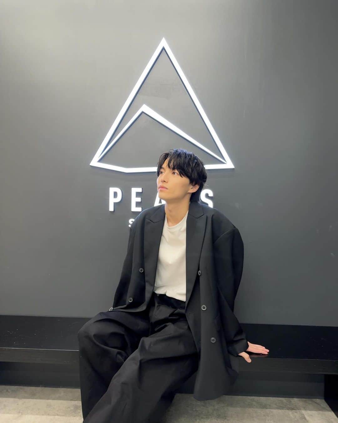 小南光司のインスタグラム：「本日は小南のグッズお渡し会でした。  小南のグッズでみなさんの生活が少しでも華やかになりますように。」