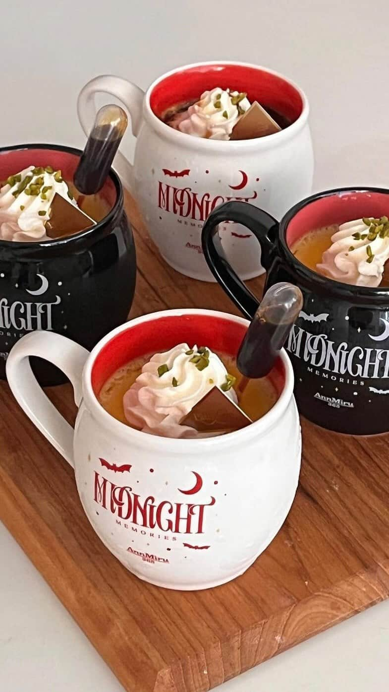 ミルのインスタグラム：「焦がしカラメルがたまらん🤤💕フライパンで簡単プリン！🍮  お家にあるマグカップで簡単に出来るので 材料4つあればすぐに出来ちゃいます💕  【280ml入るマグカップ　4個分】 ガボチャ　500g 卵　5個 グラニュー糖　130g 牛乳　330ml  ハロウィンマグカップ🎃☕️ →@annmiru_365 で購入出来ます💕  #ピクニック#秋ピクニック#秋コーデ #秋服コーデ #カーディガンコーデ#スイーツ作り#お菓子作り記録 #ミルカフェ☕️🍃 #オリジナルケーキ#オリジナルケーキ#手作りケーキ#ケーキ作り#cakedesign #케이크#케이크주문제작 #케이크맛집 #cakedesigner #cakeart #cakedecorator #手作りお菓子#簡単お菓子作り#パンプキンプリン#かぼちゃプリン#秋スイーツ #かぼちゃスイーツ」