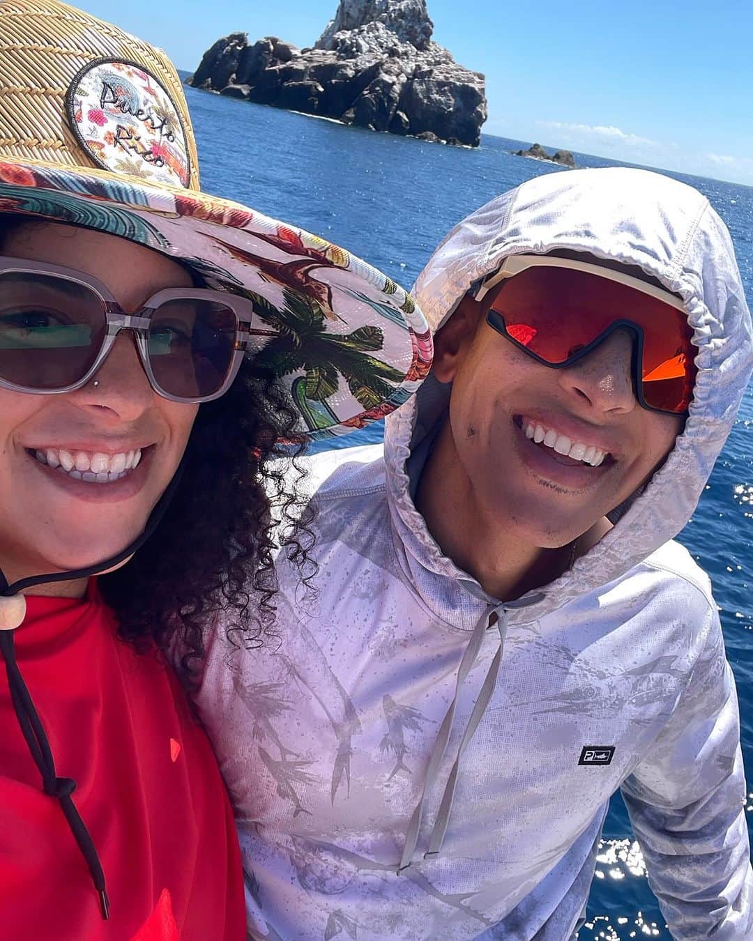 ダディー・ヤンキーのインスタグラム：「Celebrando el cumpleaños de mi hermano @bermudez_ministries con mi hermana Coral y mi familia. DIOS TE BENDIGA Bermudez, tu segundo apellido es AYALA, así que estamos en FAMILIA! 😂😂 🙏🏽」