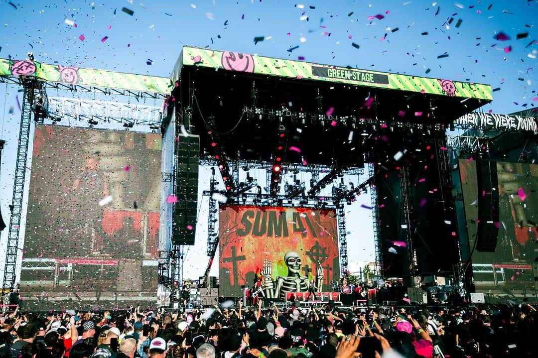 Sum 41さんのインスタグラム写真 - (Sum 41Instagram)「WWWY DAY 1   See ya again tonight Las Vegas!  GREEN STAGE | 4:45 pm   📷: @gentlegiantdigital & @ginajoyphoto」10月23日 6時31分 - sum41