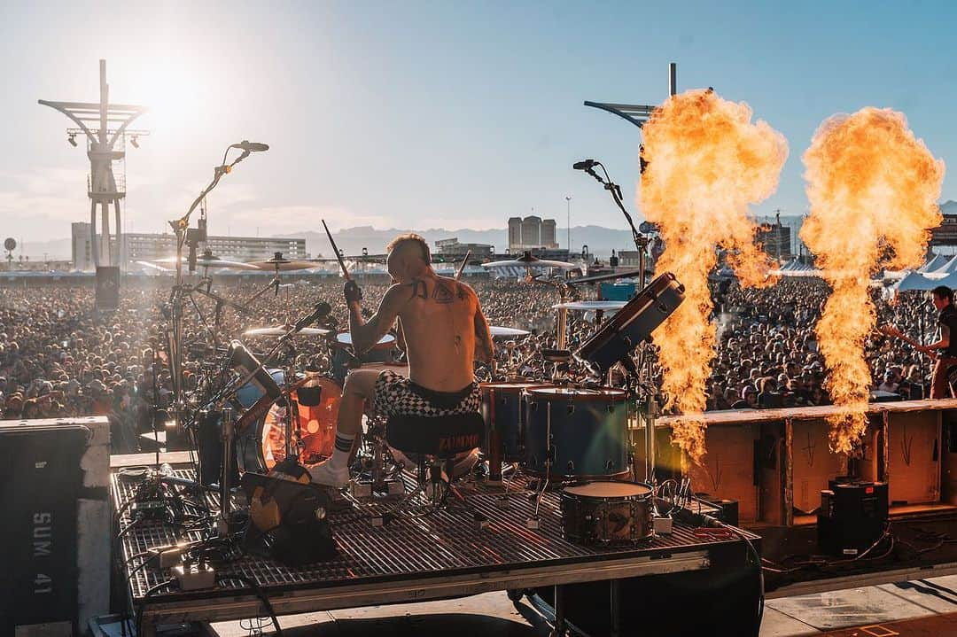 Sum 41さんのインスタグラム写真 - (Sum 41Instagram)「WWWY DAY 1   See ya again tonight Las Vegas!  GREEN STAGE | 4:45 pm   📷: @gentlegiantdigital & @ginajoyphoto」10月23日 6時31分 - sum41