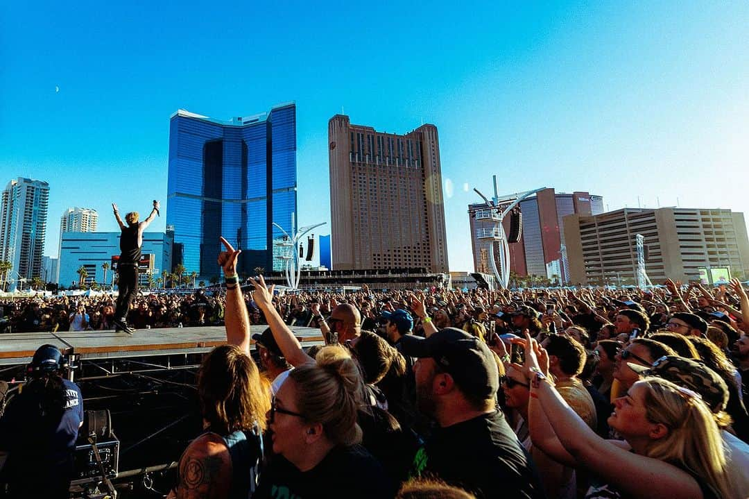 Sum 41さんのインスタグラム写真 - (Sum 41Instagram)「WWWY DAY 1   See ya again tonight Las Vegas!  GREEN STAGE | 4:45 pm   📷: @gentlegiantdigital & @ginajoyphoto」10月23日 6時31分 - sum41