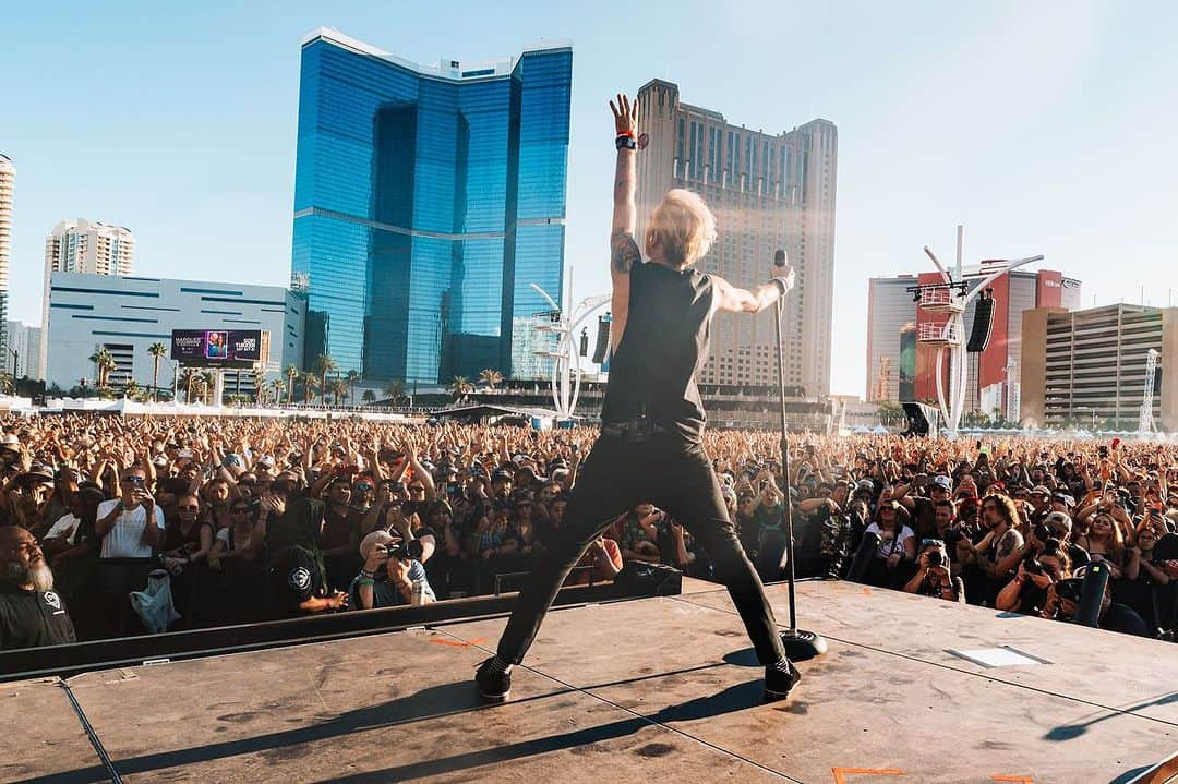 Sum 41さんのインスタグラム写真 - (Sum 41Instagram)「WWWY DAY 1   See ya again tonight Las Vegas!  GREEN STAGE | 4:45 pm   📷: @gentlegiantdigital & @ginajoyphoto」10月23日 6時31分 - sum41