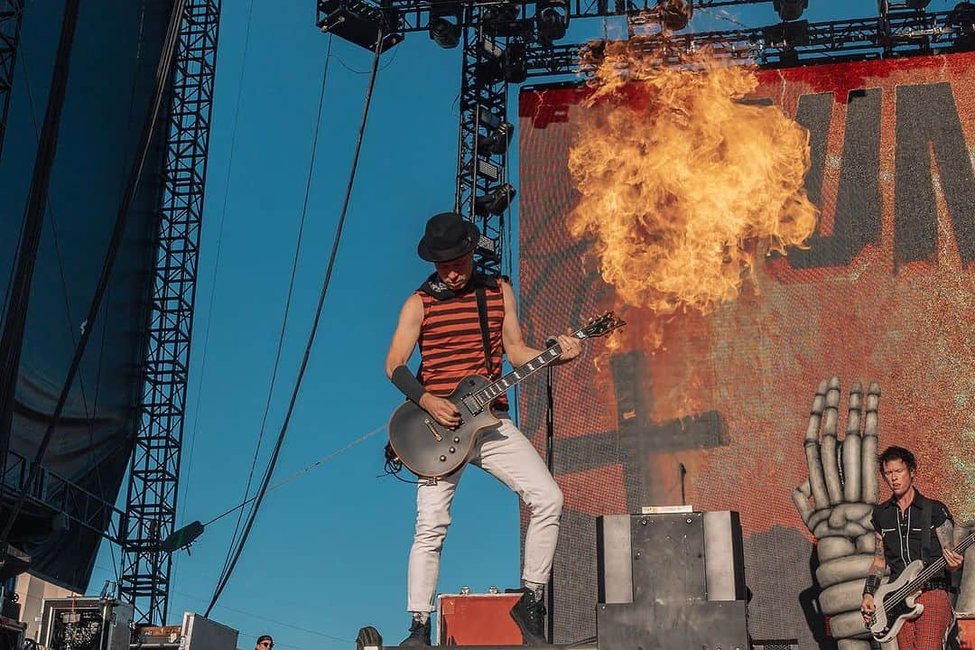 Sum 41さんのインスタグラム写真 - (Sum 41Instagram)「WWWY DAY 1   See ya again tonight Las Vegas!  GREEN STAGE | 4:45 pm   📷: @gentlegiantdigital & @ginajoyphoto」10月23日 6時31分 - sum41