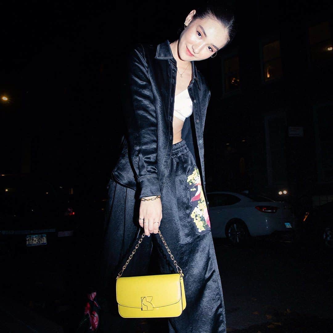 ケイト・スペードのインスタグラム：「A not-so-mellow yellow Dakota moment on @minnie.mills (styled by @sarahslutsky!). #katespadeny #katespadenydakota #minniemills」