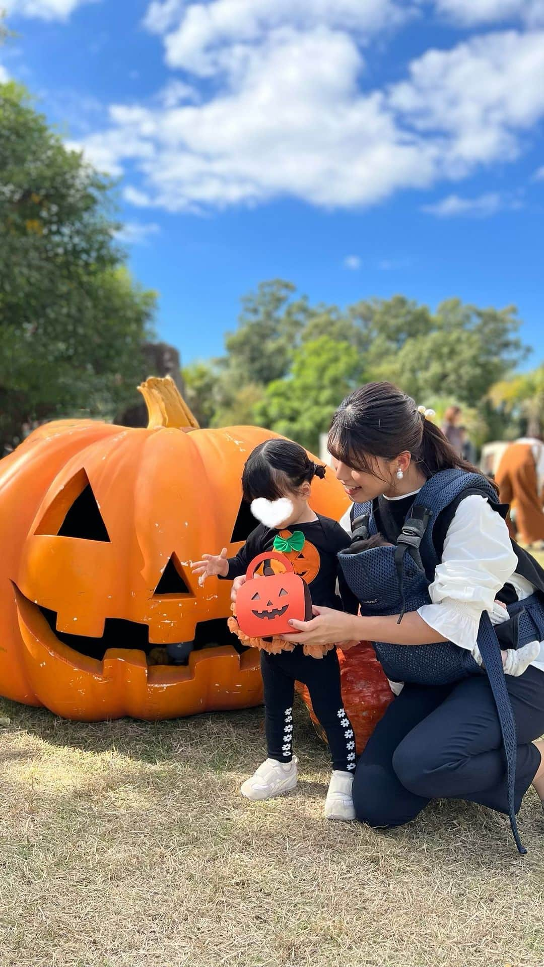 丸山裕理のインスタグラム：「. 🎃🩶🤍 . もうすぐハロウィンですね。  週末は行ってみたかった 夢の島熱帯植物館へ🪷 @yumenoshimatropicalgreenhouse   この時期はハロウィンのデコレーションで 大きなカボチャがごろごろ！  以前アメリカに住んでいたときに見た 本場ハロウィンを思い出しました🎃  館内の熱帯植物館も ジャングルみたいで楽しかったなぁ。  いい気分転換になりました🌴  #夢の島熱帯植物館 #夢の島  #子連れお出かけ #子連れハロウィン  #女の子ママ #1歳7ヶ月 #年子育児  #年子姉妹 #赤ちゃんのいる暮らし  #親子でおでかけ #子連れスポット  #ベビービョルン #抱っこ紐  #ハロウィン #ハロウィン仮装  #ハロウィンベビー #ハロウィンイベント  #萬聖節 #happyhalloween #trickortreat」