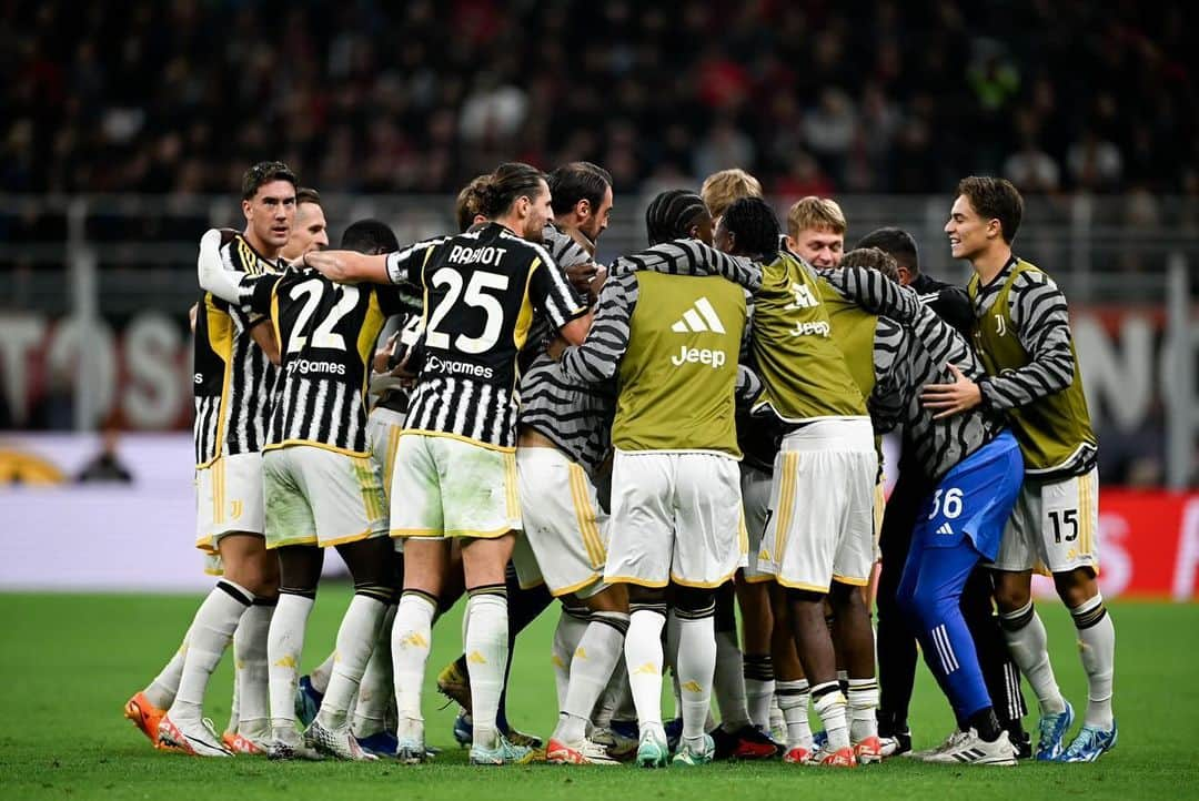 フィリップ・コスティッチさんのインスタグラム写真 - (フィリップ・コスティッチInstagram)「Hard fought team win tonight at San Siro 💪 We keep going! ⚪️⚫️  #MilanJuve | #SerieA | #WSA」10月23日 6時49分 - filipkostic