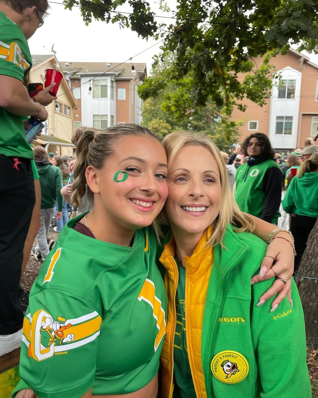 マーリー・マトリンさんのインスタグラム写真 - (マーリー・マトリンInstagram)「What an AMAZING weekend at UO with our youngest daughter!!! Family weekend turned out to be wild but worth every moment here in Eugene! Love you @isabelle.grandalski and loved seeing your friends everywhere we went! #kkg #sororitylife #universityoforegon GO DUCKS! #Frames #loveyoujohannamilliebutter #kevin 💚💛💚💛💚💛💚💛」10月23日 6時42分 - themarleematlin